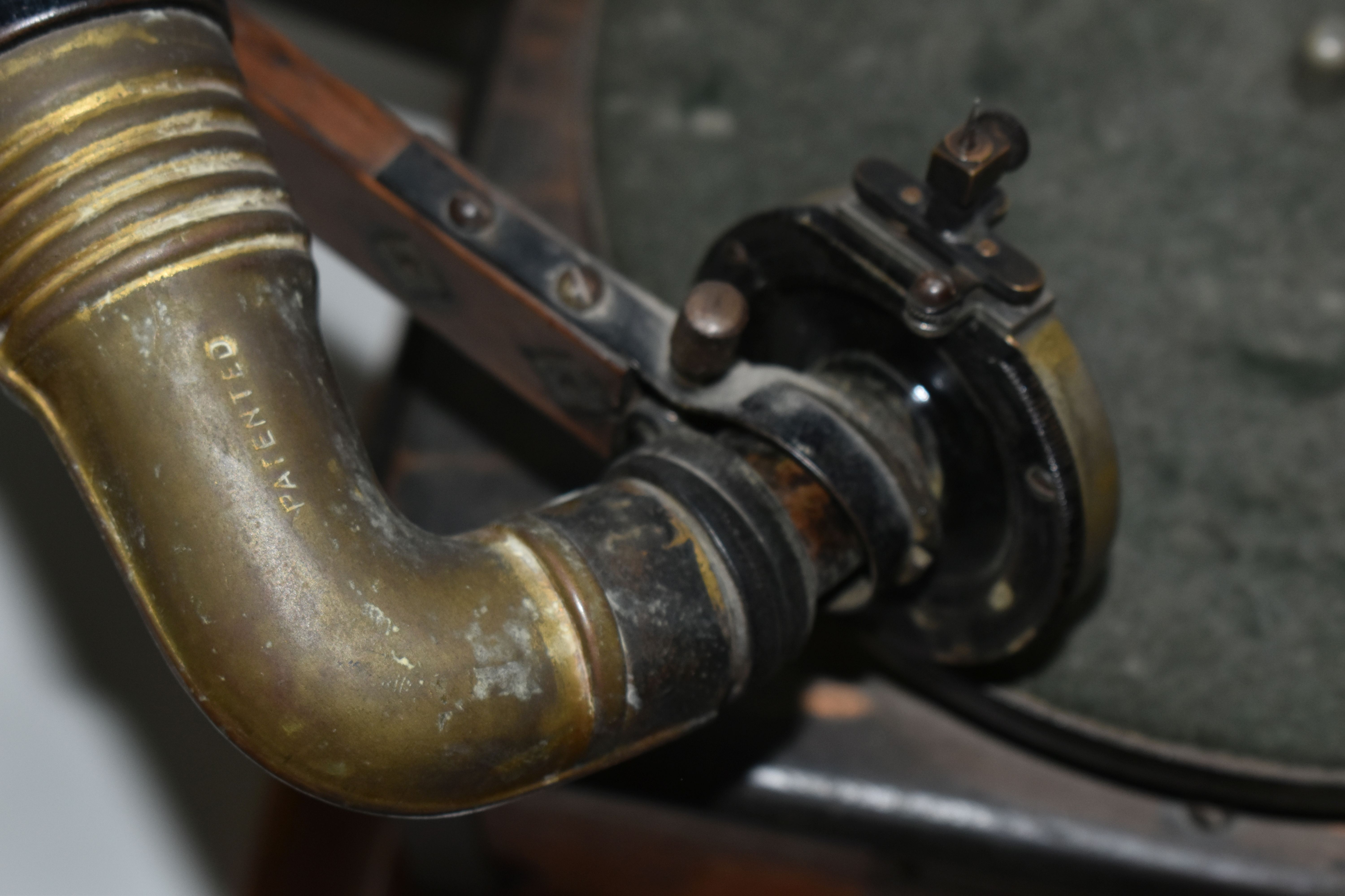 A VICTOR HIS MASTERS VOICE TYPE R COMPACT GRAMOPHONE, complete with horn, in working condition - Image 10 of 11