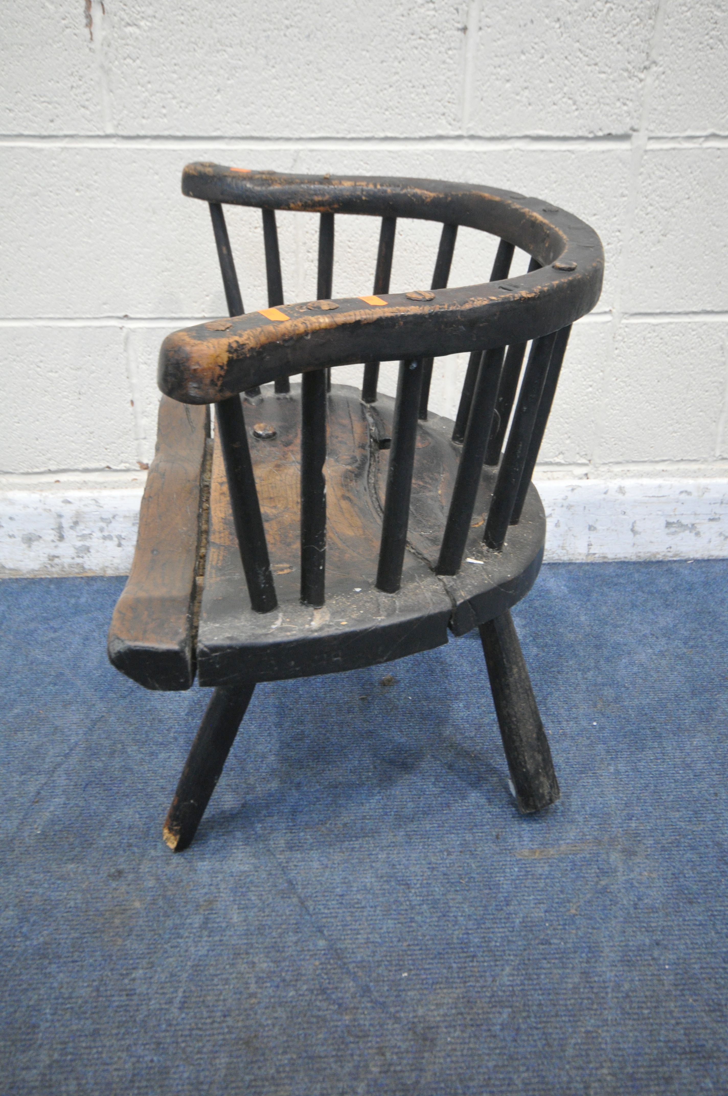 A 17TH / 18TH CENTURY ELM PRIMITIVE CHILDS CHAIR, with bentwood backrest, spindle supports, raised - Image 5 of 14