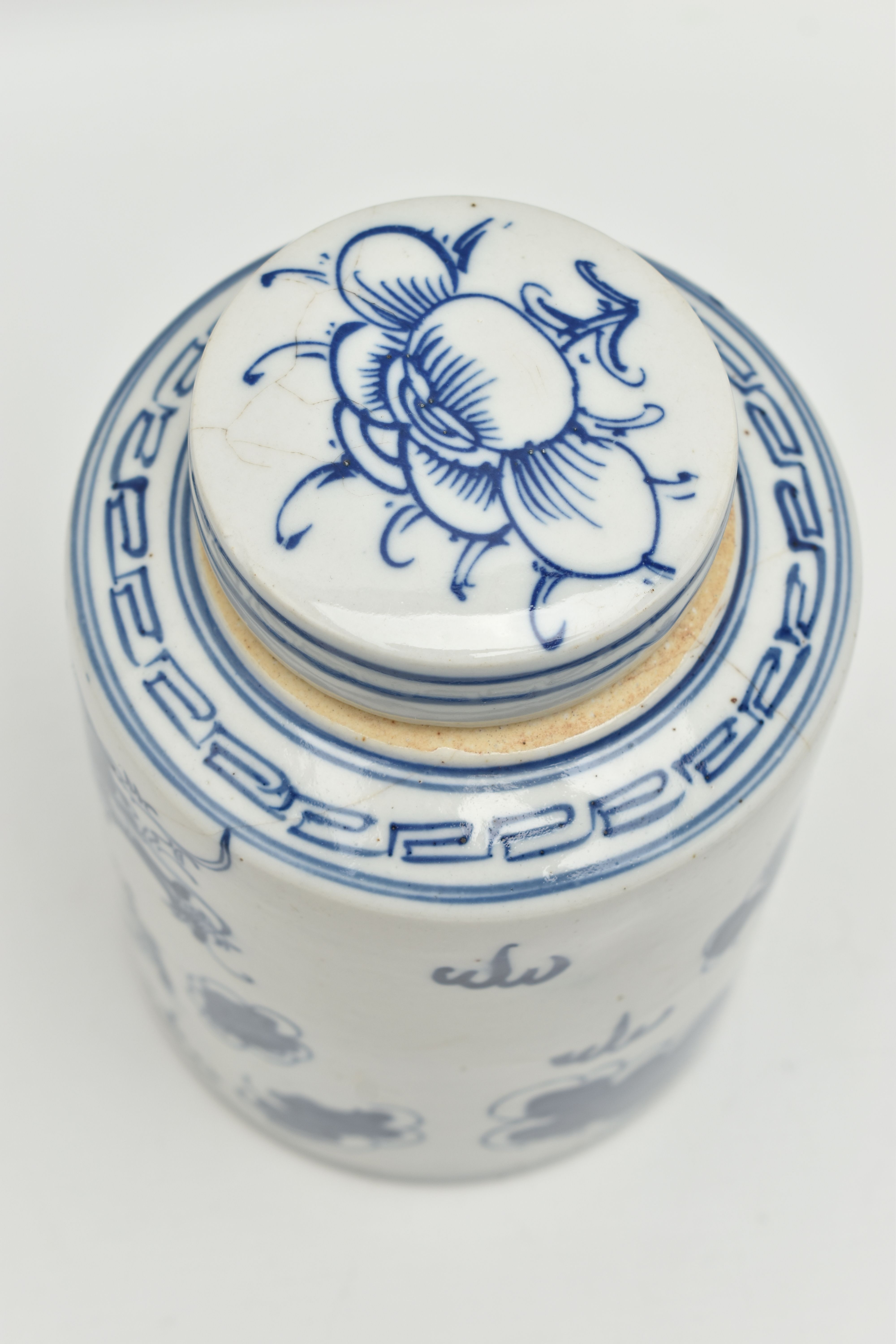 A 19TH CENTURY CHINESE PORCELAIN CYLINDRICAL JAR AND COVER DECORATED IN BLUE AND WHITE WITH A FOUR - Image 5 of 7