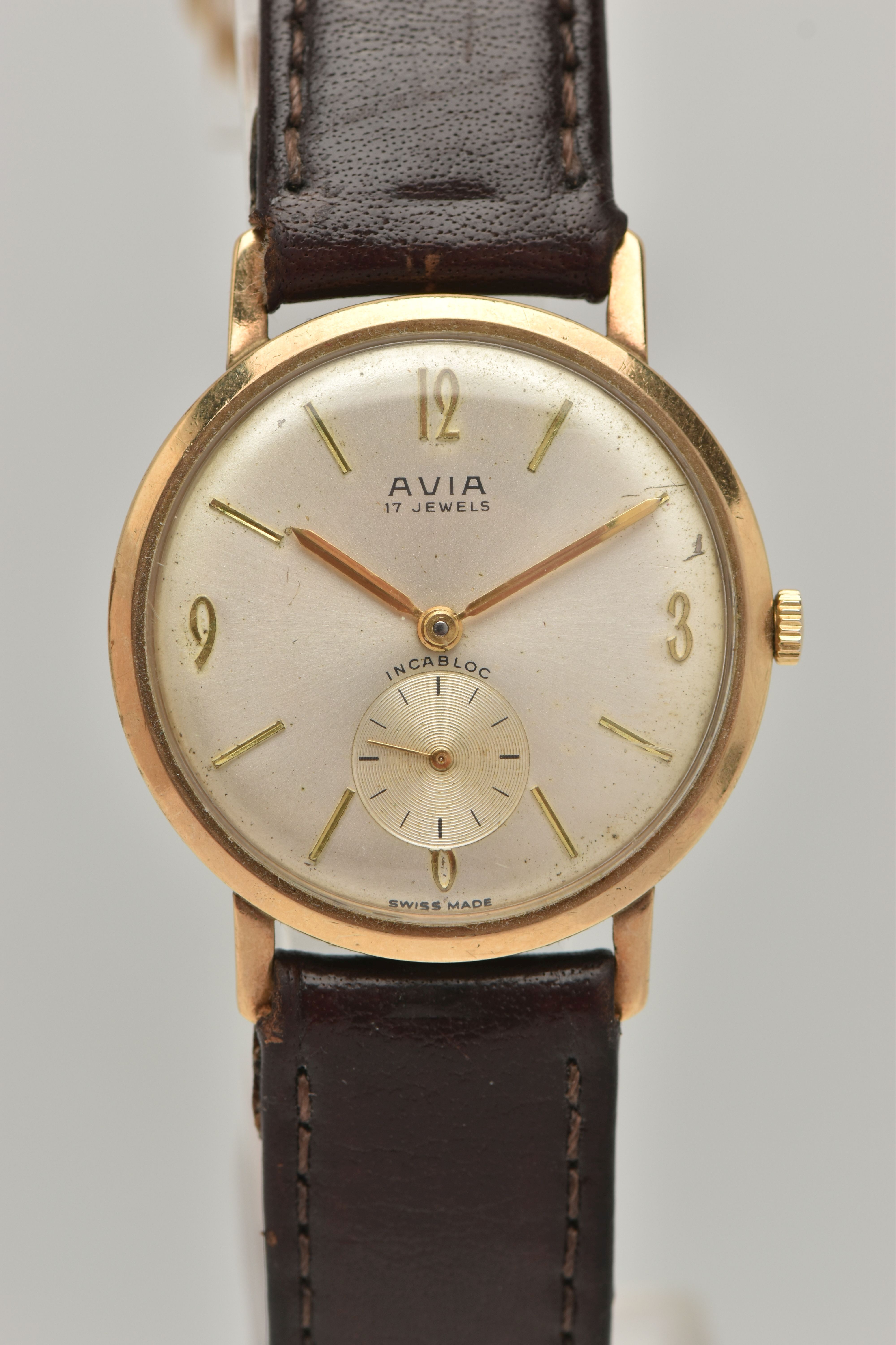 A GENTS 9CT GOLD 'AVIA' WRISTWATCH, manual wind, round silvered dial signed 'Avia 17 Jewels', Arabic