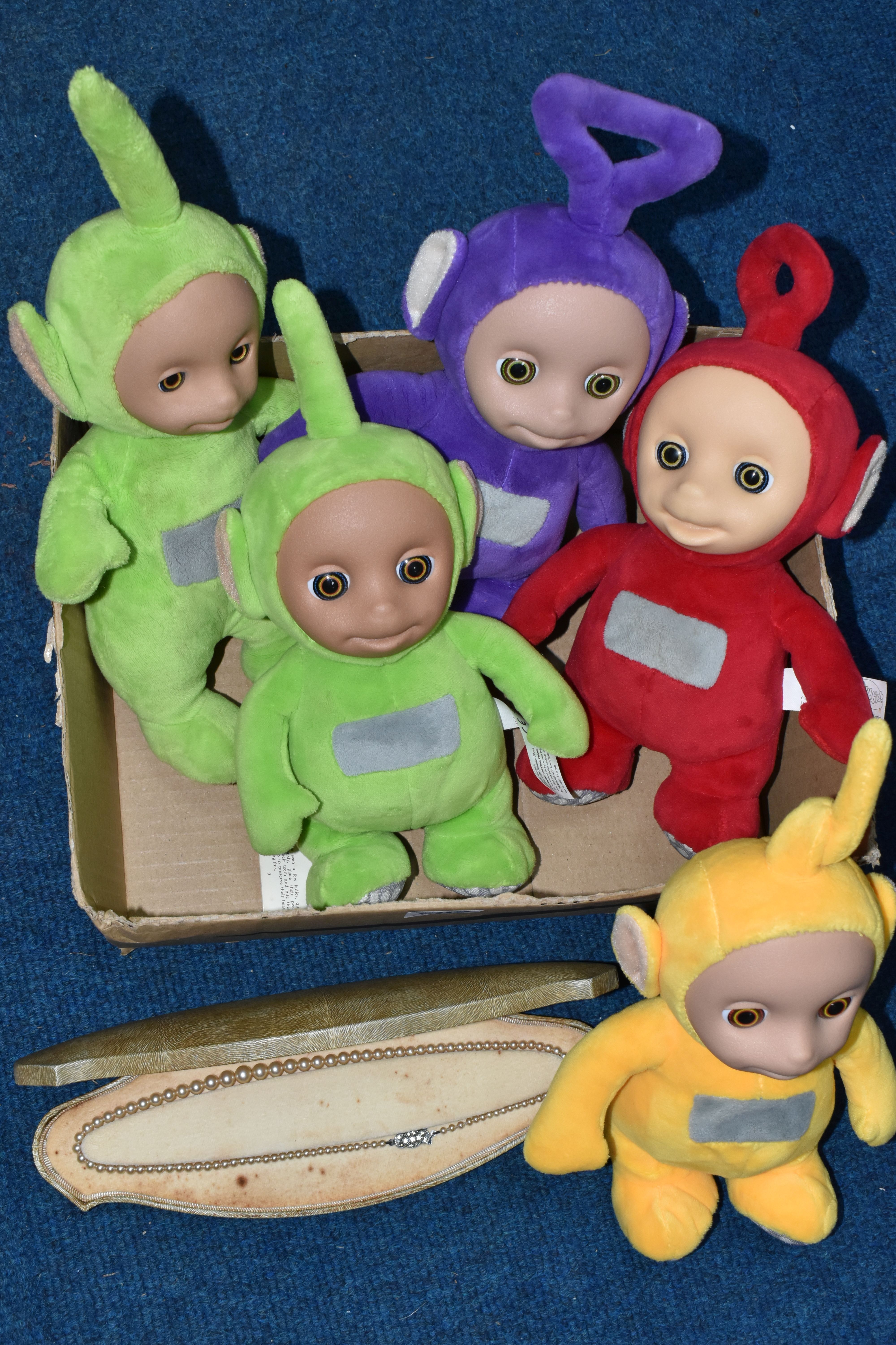 A BOX OF FIVE TELETUBBIES AND A SIMULATED PEARL NECKLACE, to include Tinky-Winky, Dipsy, Laa Laa and - Image 6 of 7