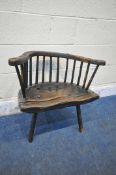 A 17TH / 18TH CENTURY ELM PRIMITIVE CHILDS CHAIR, with bentwood backrest, spindle supports, raised