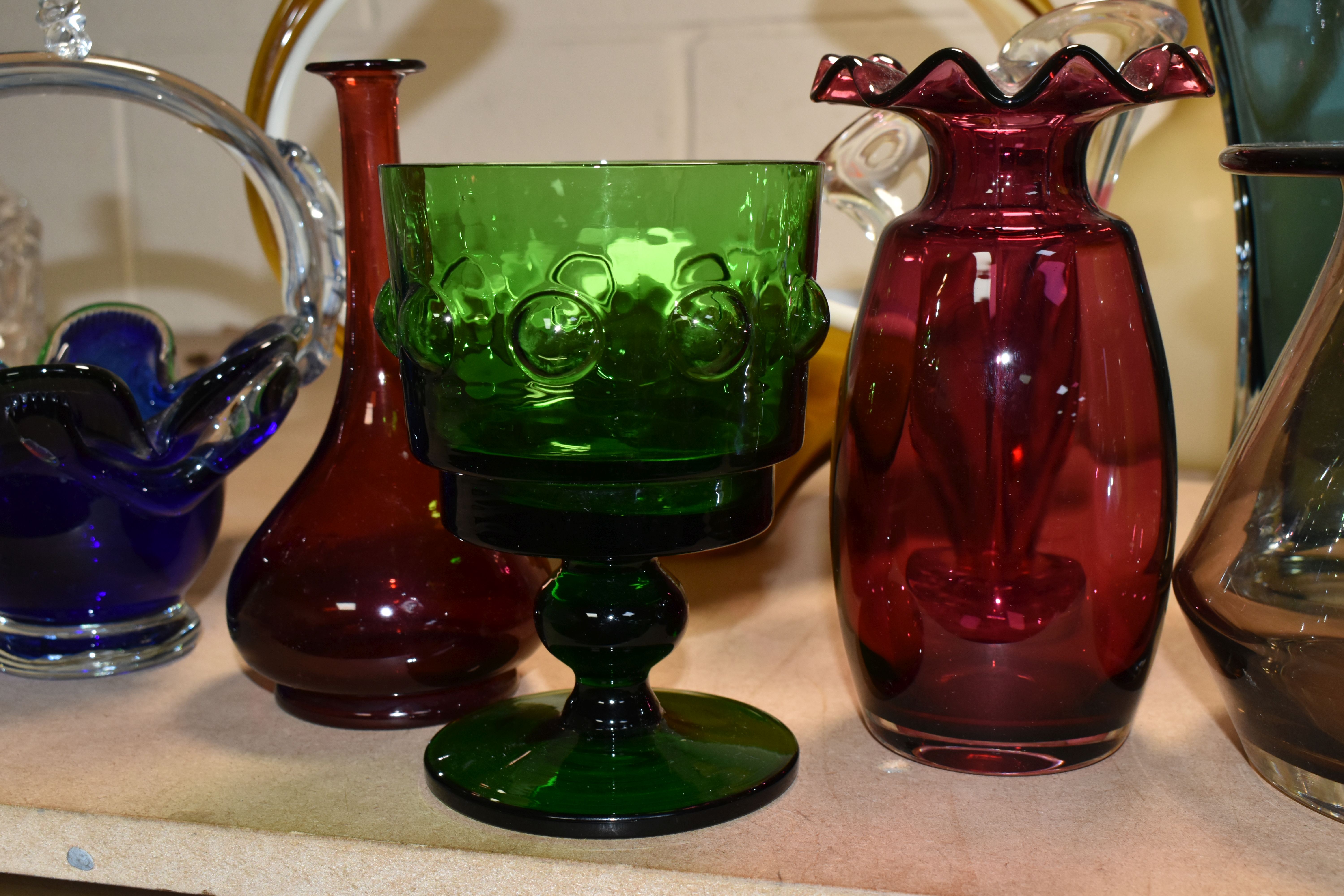 A SELECTION OF DECORATIVE COLOURED GLASSWARES, to include a Dartington vase with applied butterfly - Image 13 of 21