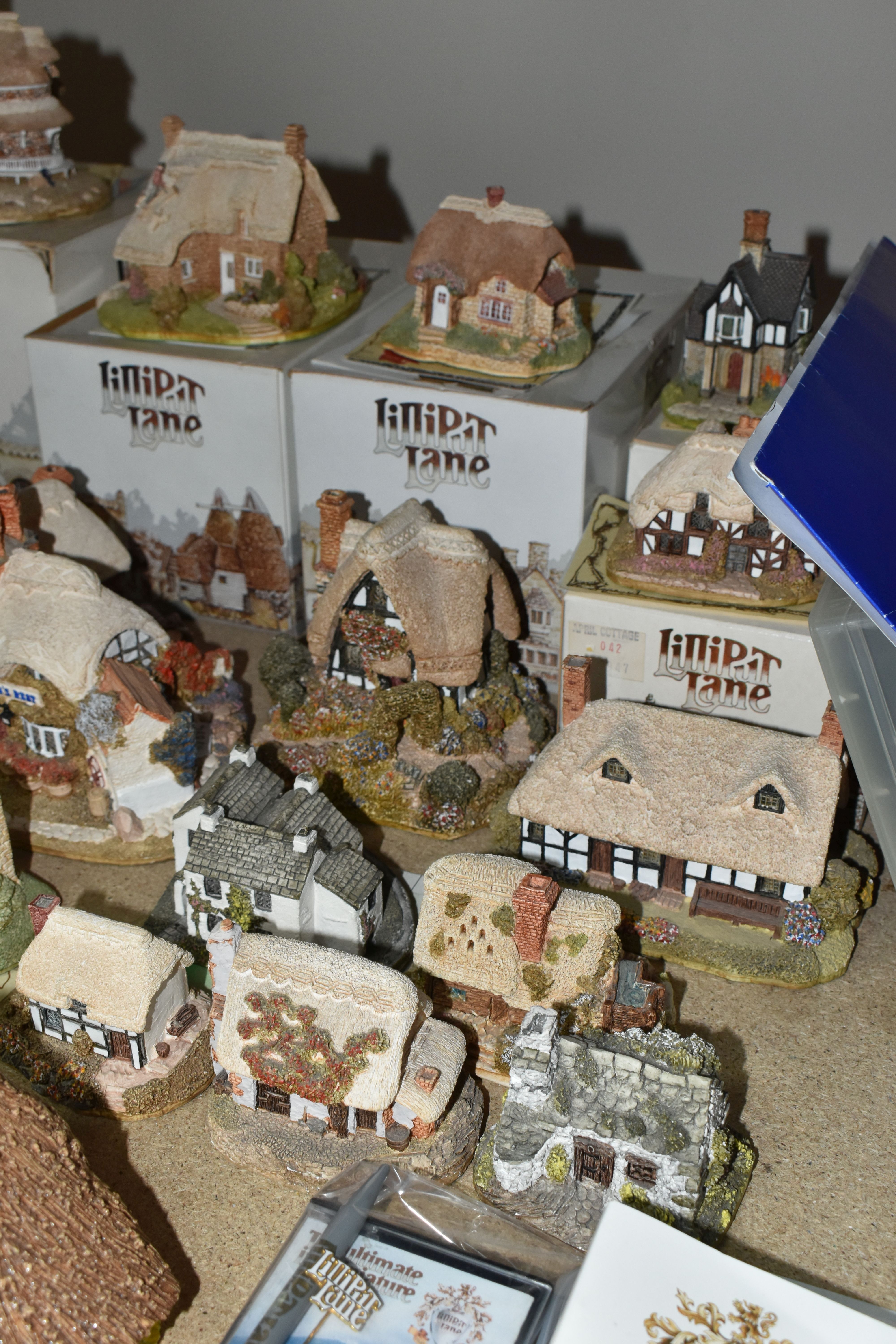 A COLECTION OF LILLIPUT LANE COTTAGES, five boxed houses comprising Circular Cottage and Oak Cottage - Image 7 of 9