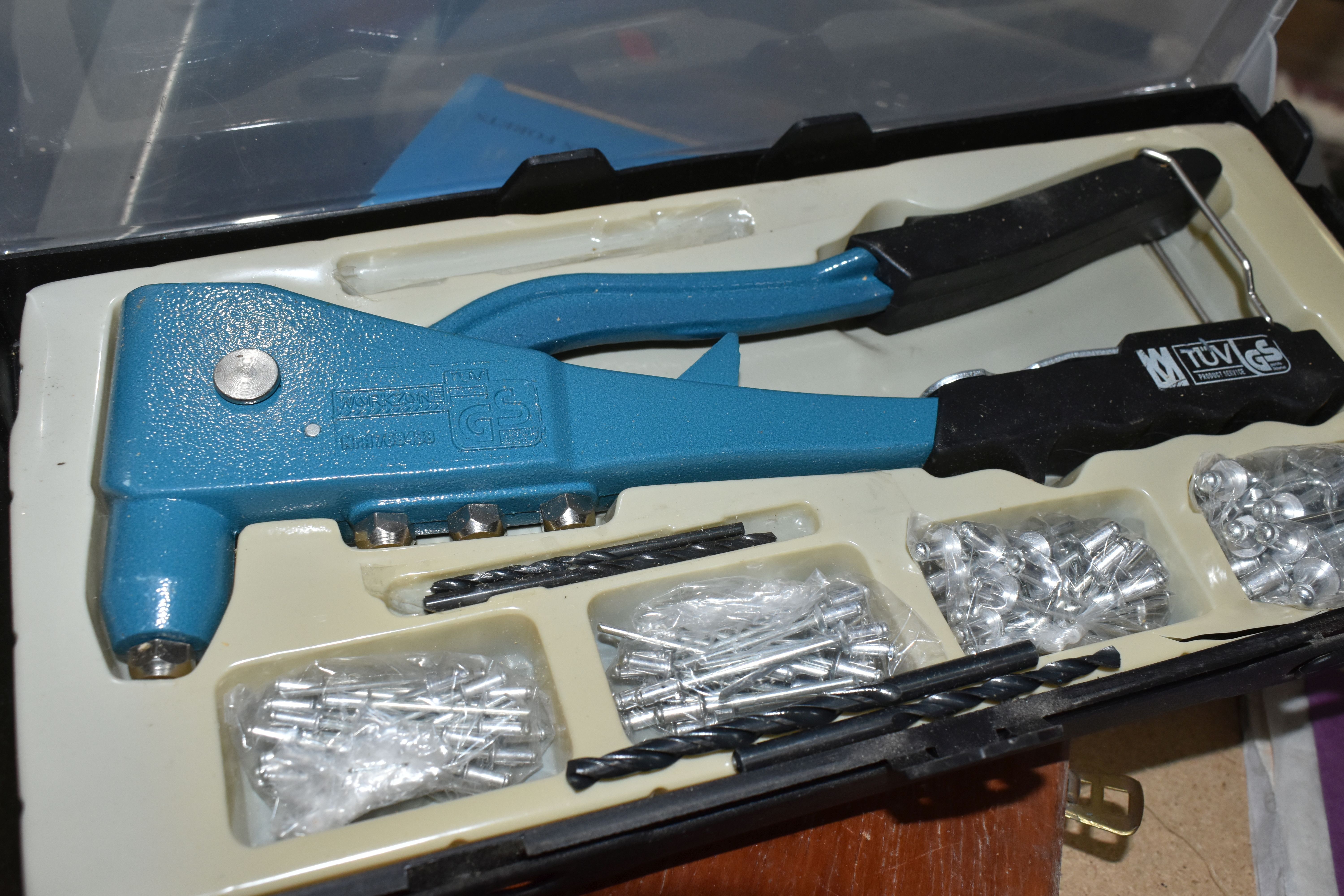 A GROUP OF CASED OR BOXED TOOLS, to include a tap and die set in a wooden case (one piece - Image 3 of 4