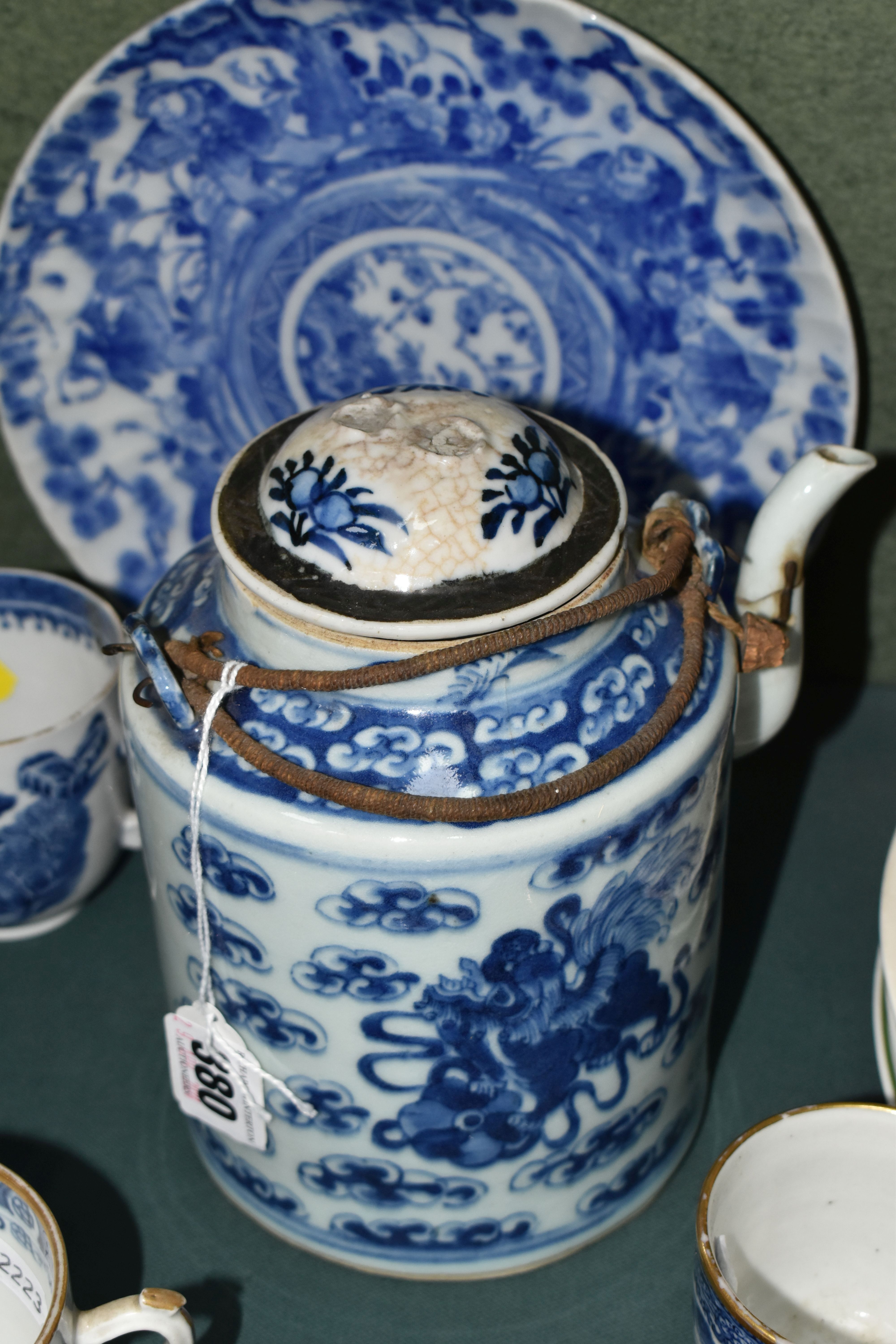A GROUP OF LATE 18TH TO EARLY 20TH CENTURY CHINESE AND JAPANESE BLUE AND WHITE PORCELAIN, comprising - Image 7 of 9