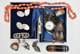 A SELECTION OF ITEMS, to include an oval coral bead necklace, fitted with a base metal spring clasp,