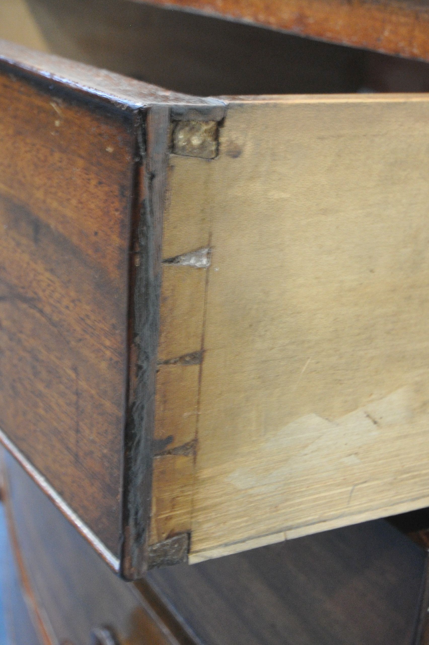 A GEORGIAN MAHOGANY BOW FRONT CHEST OF TWO SHORT OVER THREE LONG DRAWERS, width 105cm x depth 55cm x - Image 4 of 5