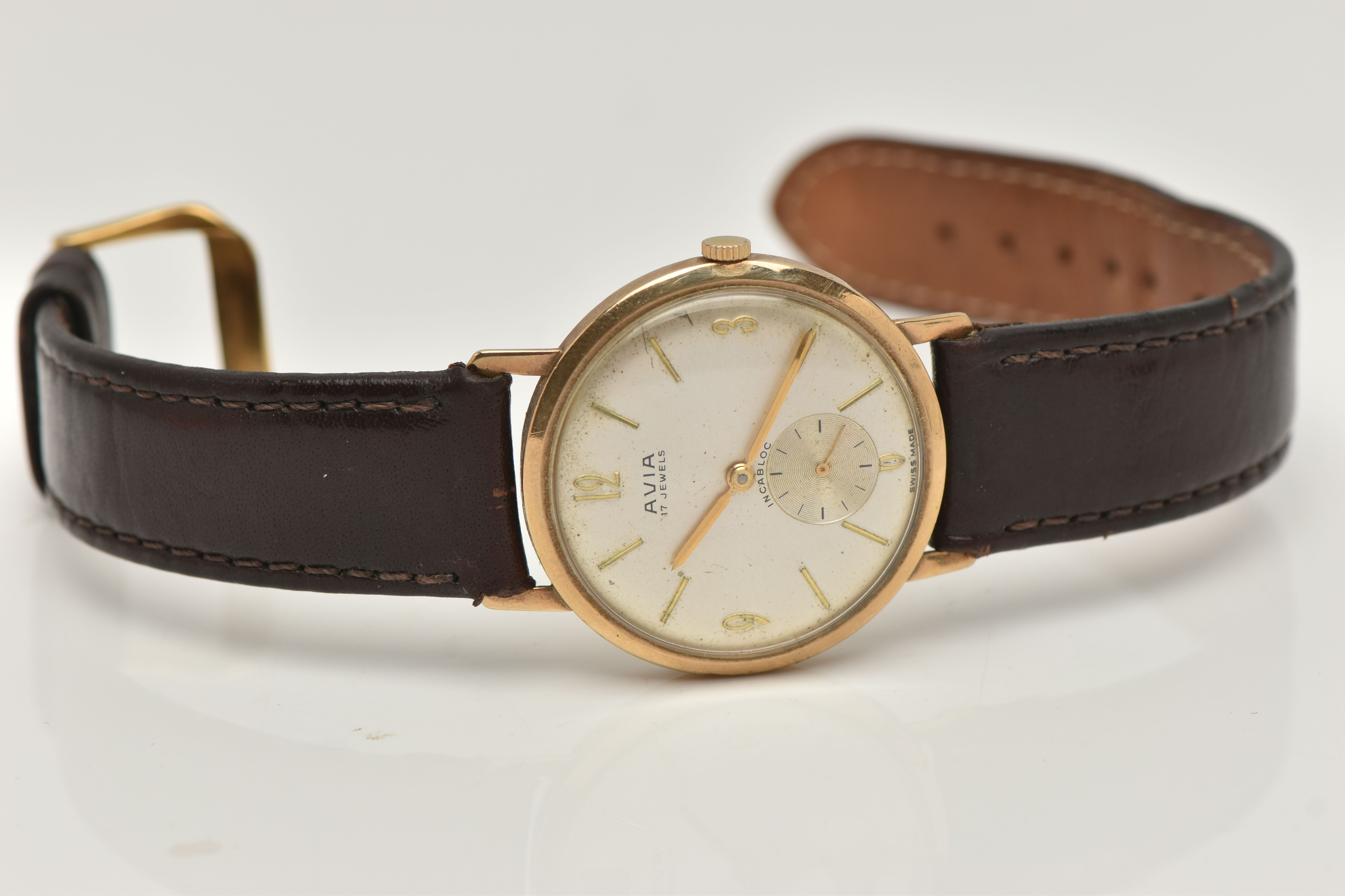 A GENTS 9CT GOLD 'AVIA' WRISTWATCH, manual wind, round silvered dial signed 'Avia 17 Jewels', Arabic - Image 4 of 6