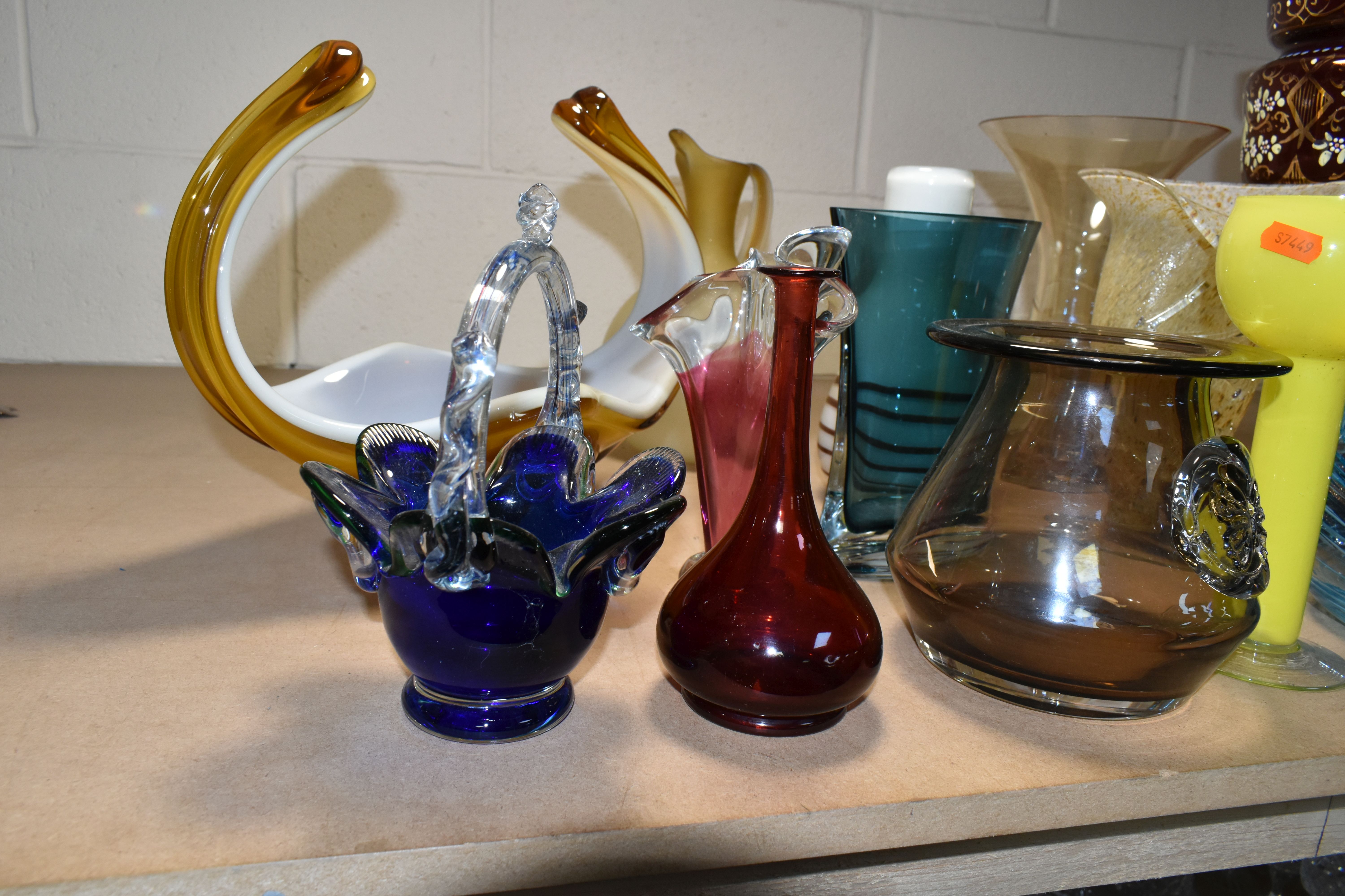 A SELECTION OF DECORATIVE COLOURED GLASSWARES, to include a Dartington vase with applied butterfly - Image 5 of 21