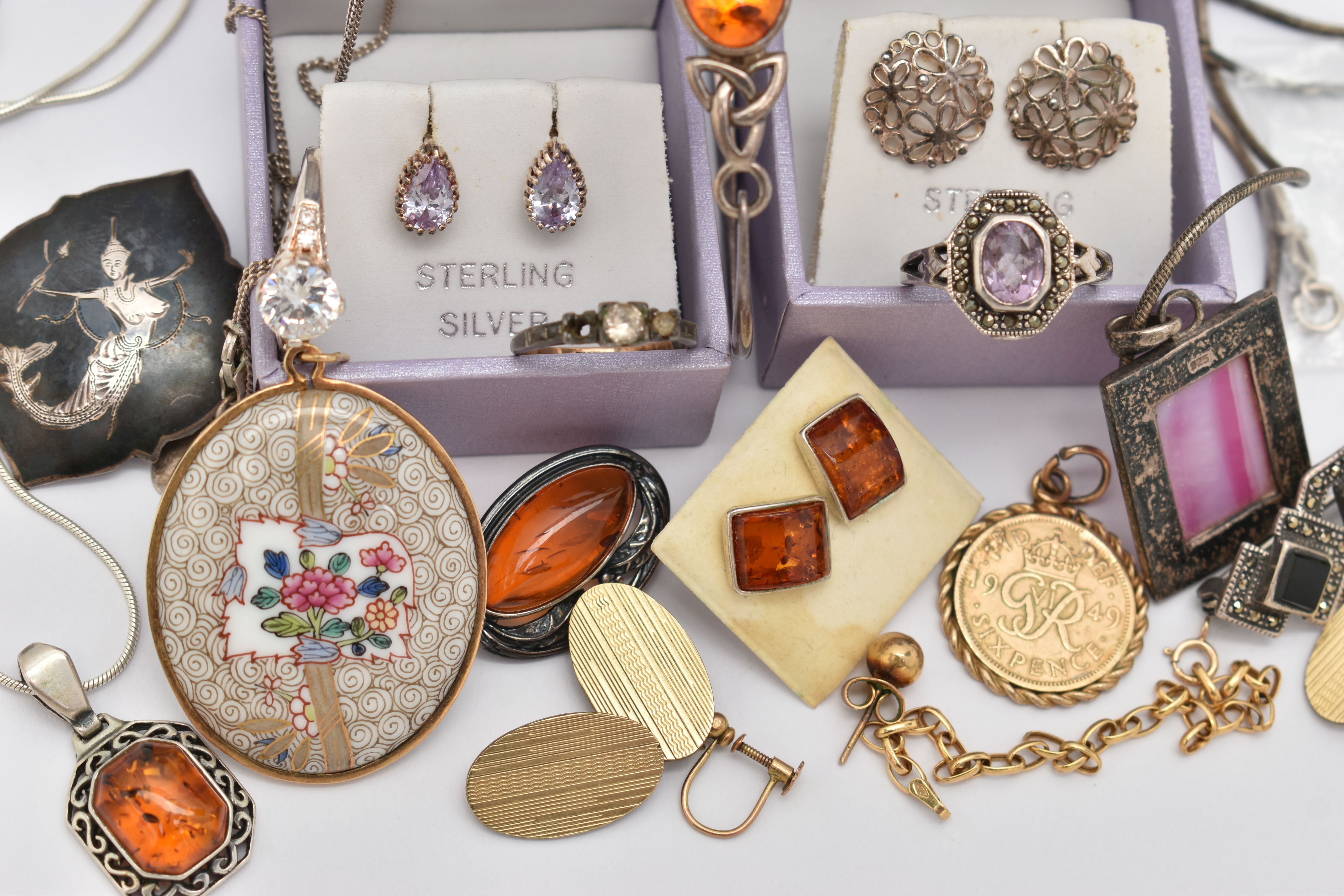AN ASSORTMENT OF JEWELLERY, to include an AF yellow metal chain bracelet, stamped 375, a single - Image 4 of 5