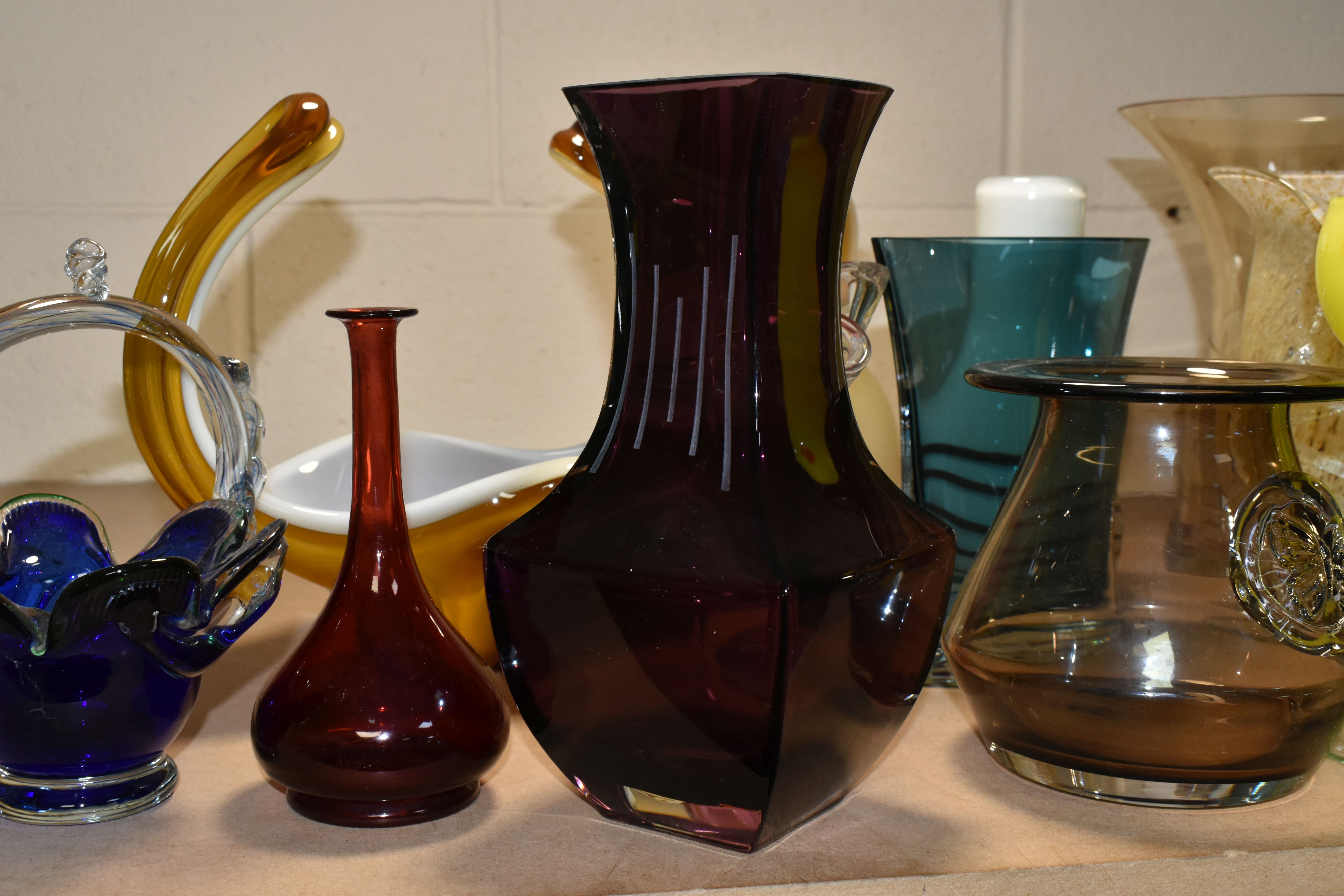 A SELECTION OF DECORATIVE COLOURED GLASSWARES, to include a Dartington vase with applied butterfly - Image 18 of 21