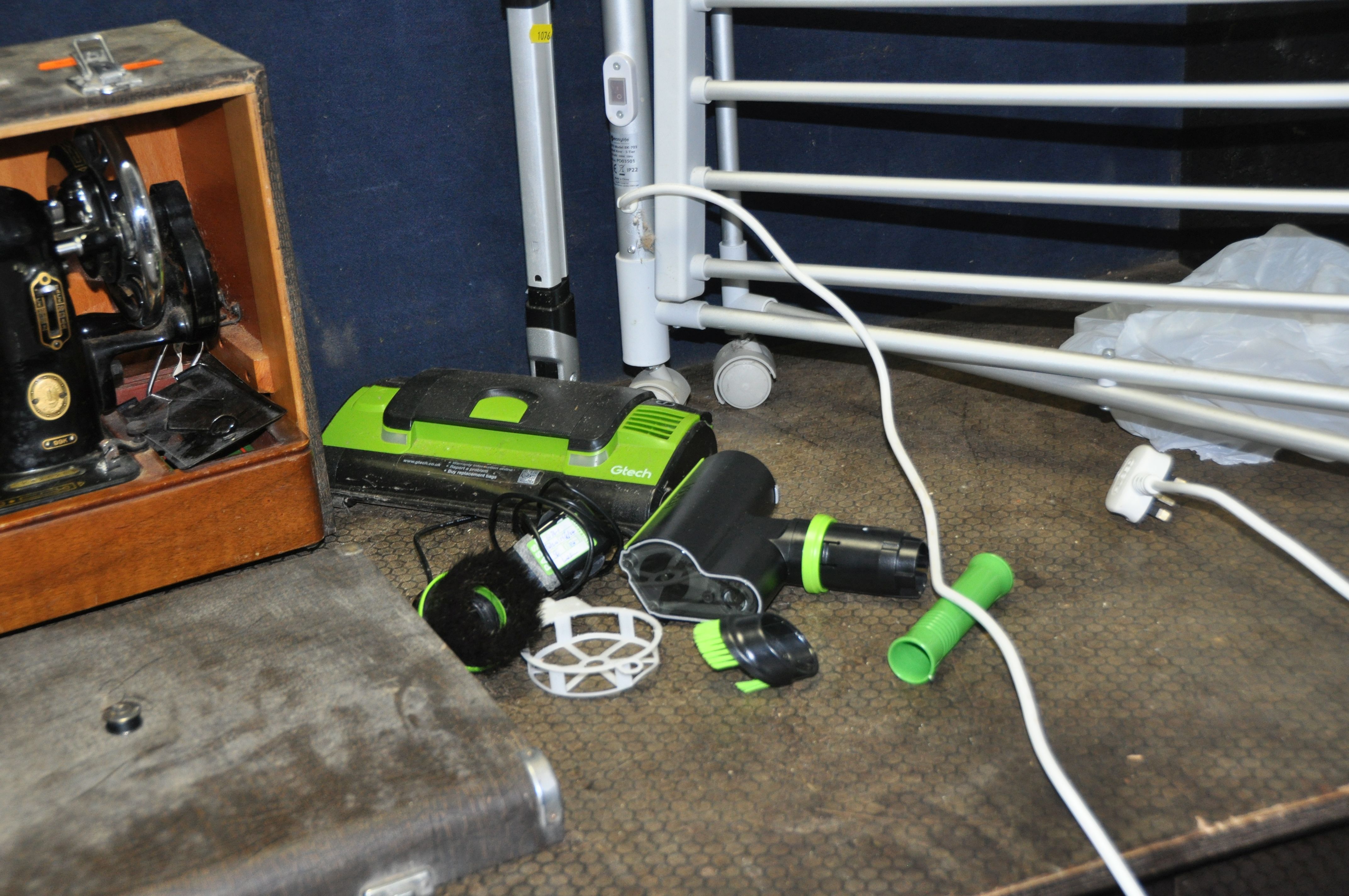 A COLLECTION OF HOUSEHOLD ELECTRICALS including a G Tech cordless vacuum cleaner with power supply - Image 4 of 5