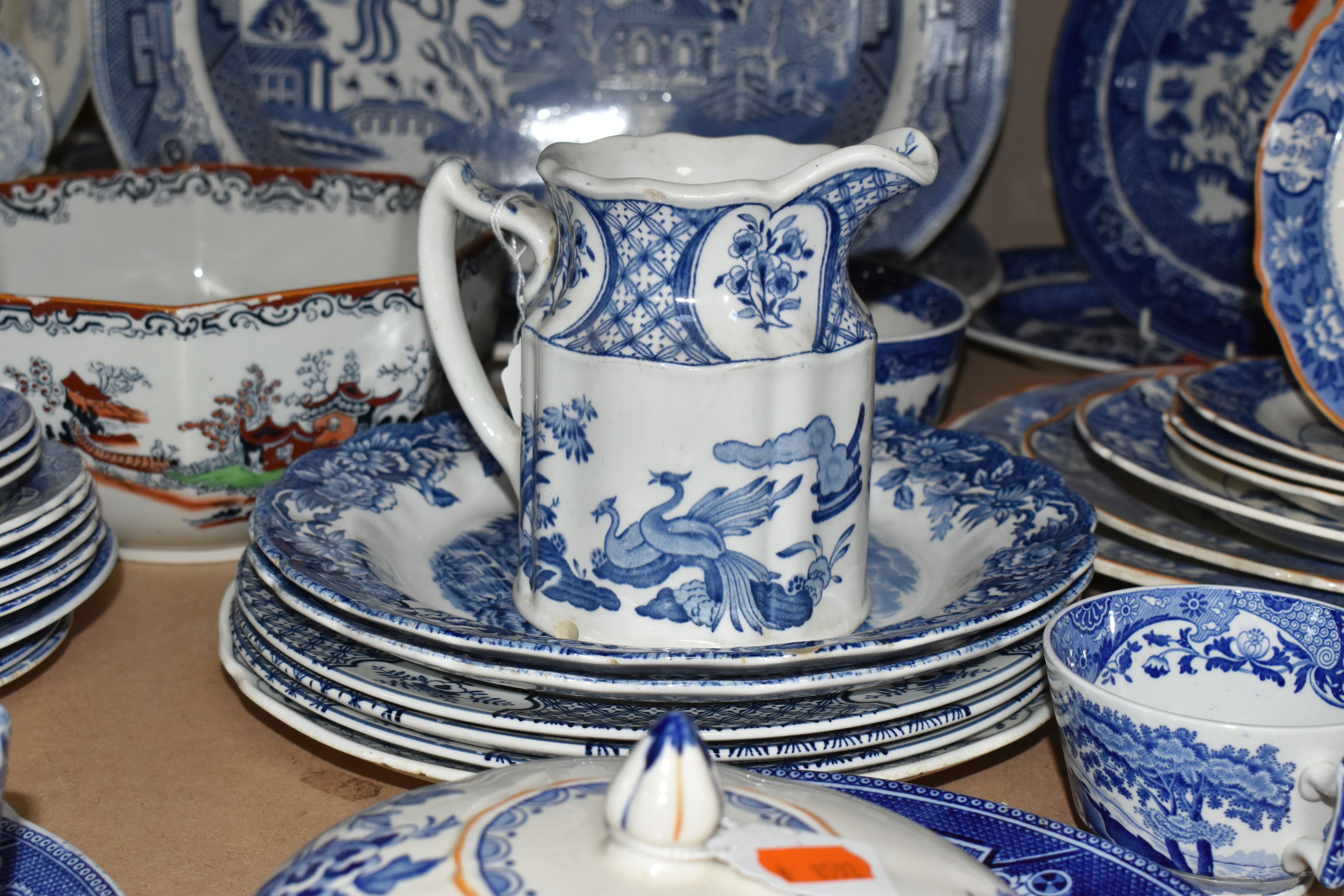 A LARGE QUANTITY OF LATE 19TH/EARLY 20TH CENTURY BLUE AND WHITE DINNERWARE, comprising five Vignette - Image 6 of 10