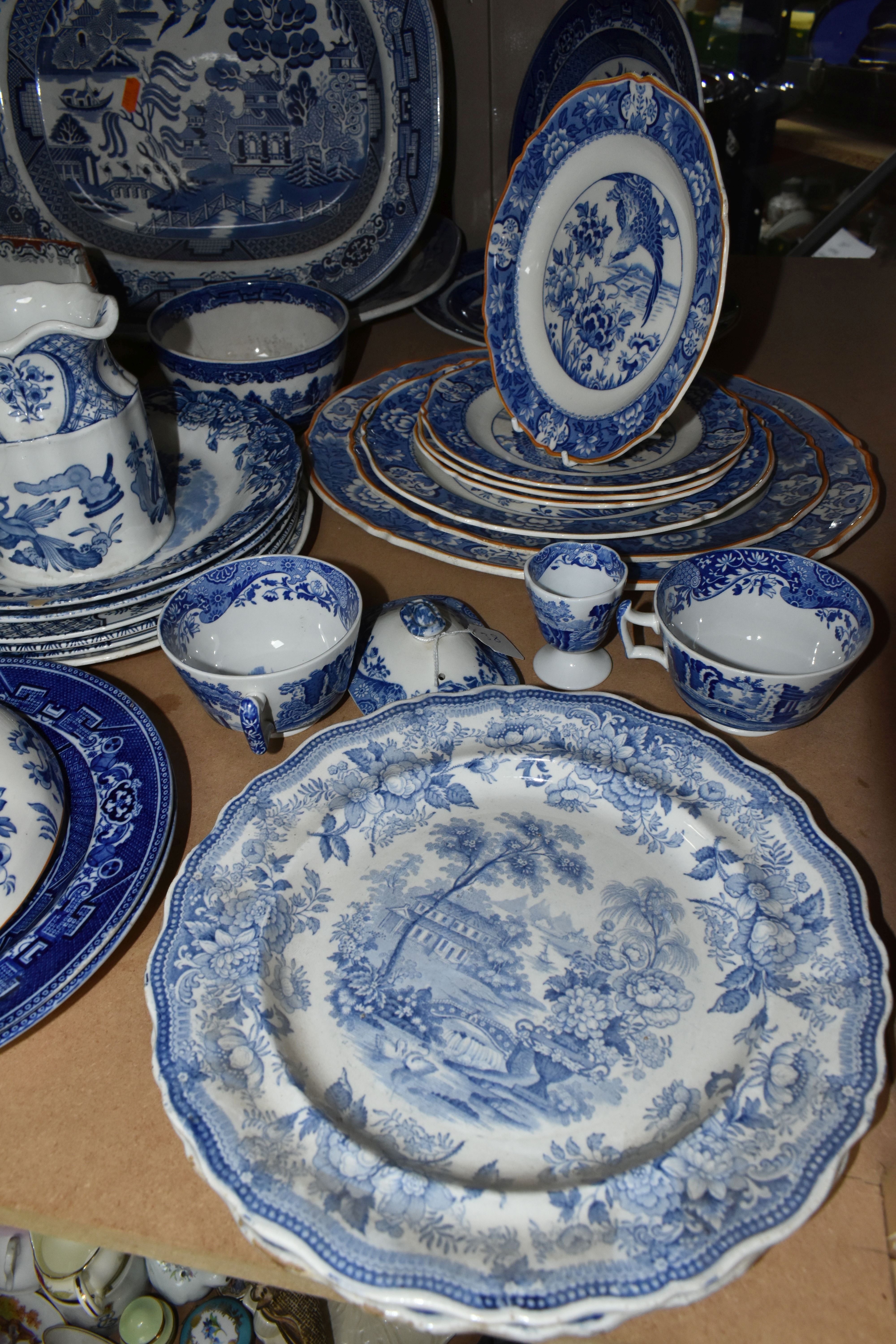 A LARGE QUANTITY OF LATE 19TH/EARLY 20TH CENTURY BLUE AND WHITE DINNERWARE, comprising five Vignette - Image 4 of 10