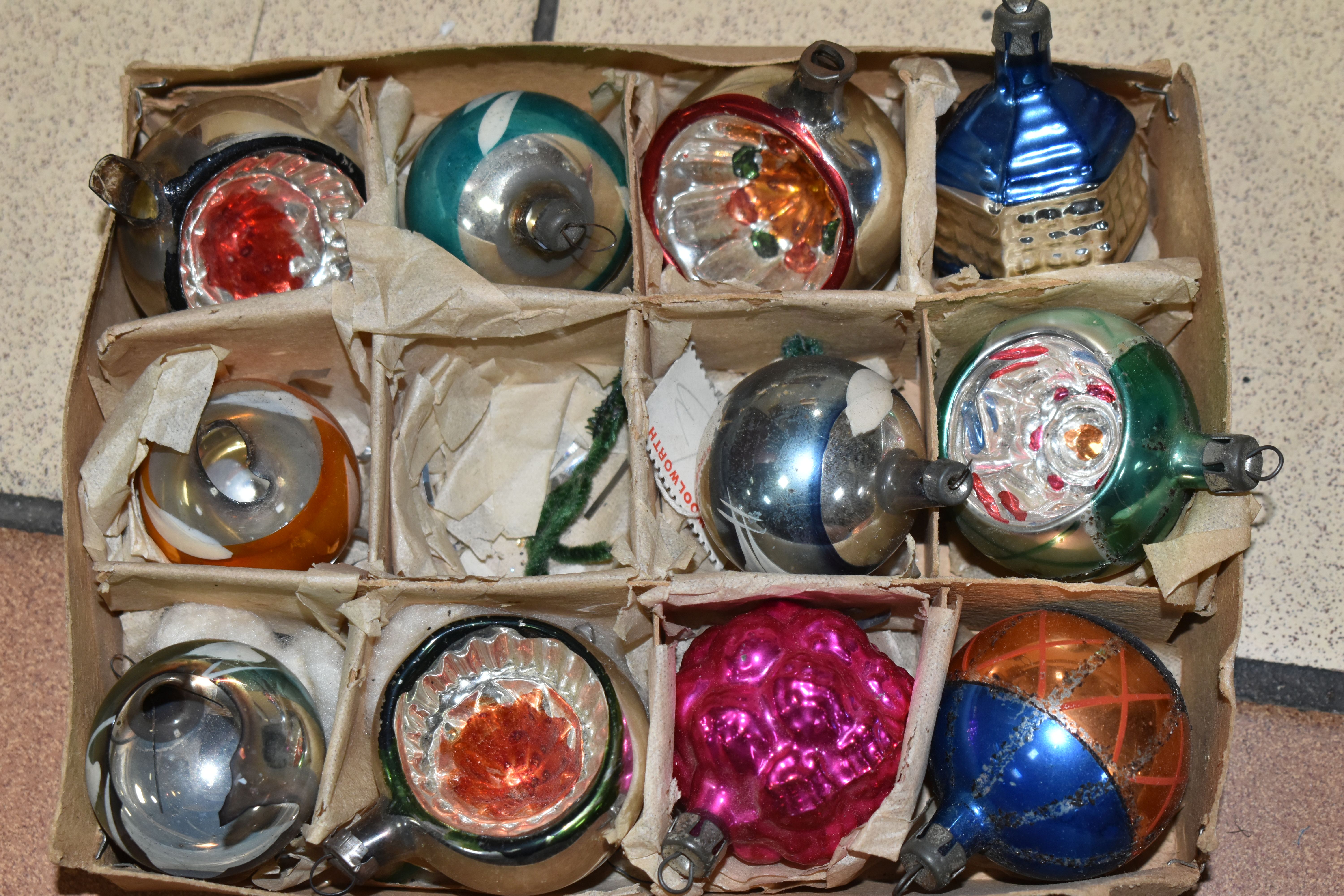 A GROUP OF MID TWENTIETH CENTURY AND SIMILAR CHRISTMAS BAUBLES, to include three boxes of vintage - Image 5 of 8