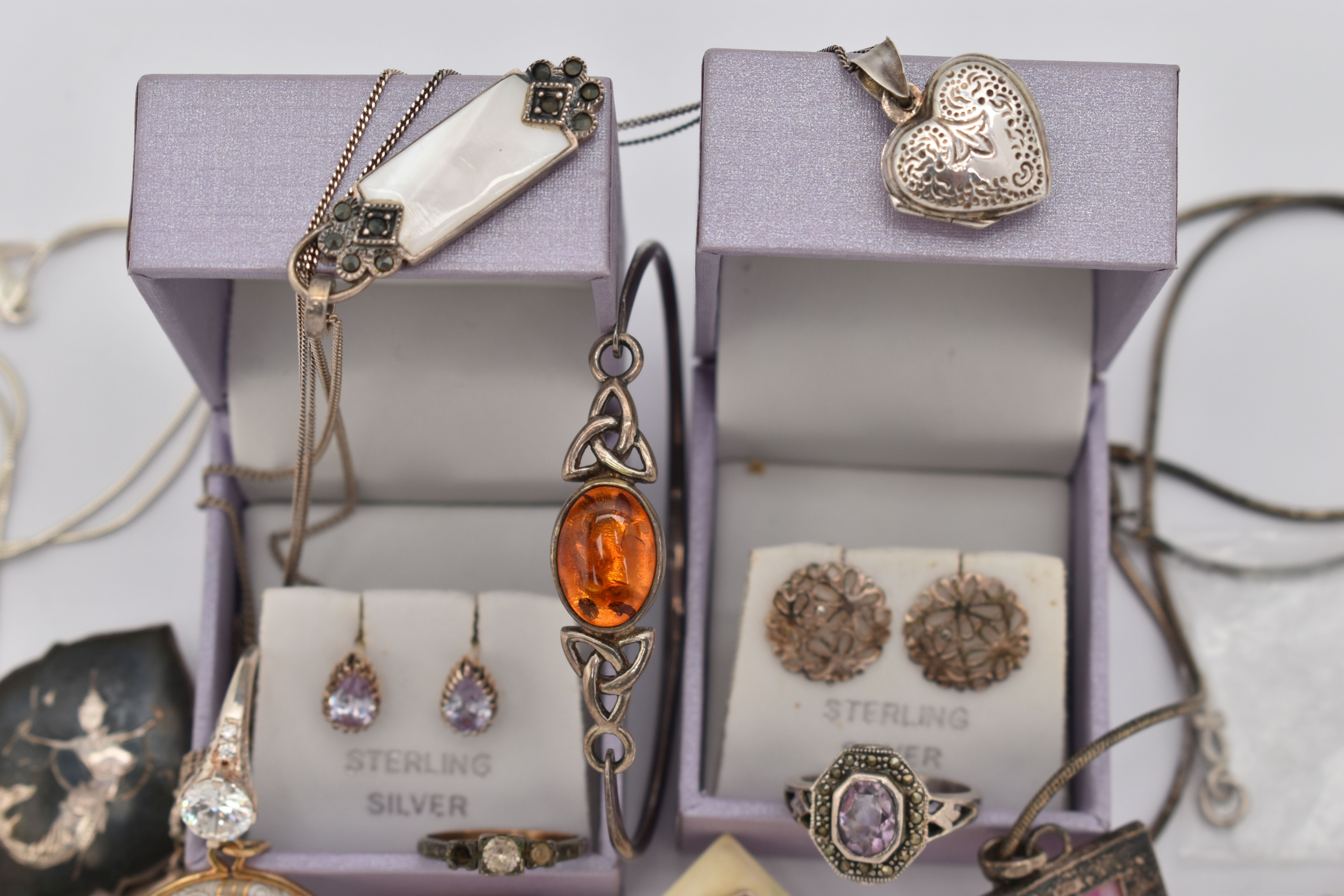 AN ASSORTMENT OF JEWELLERY, to include an AF yellow metal chain bracelet, stamped 375, a single - Image 2 of 5