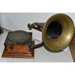 A VICTOR HIS MASTERS VOICE TYPE R COMPACT GRAMOPHONE, complete with horn, in working condition