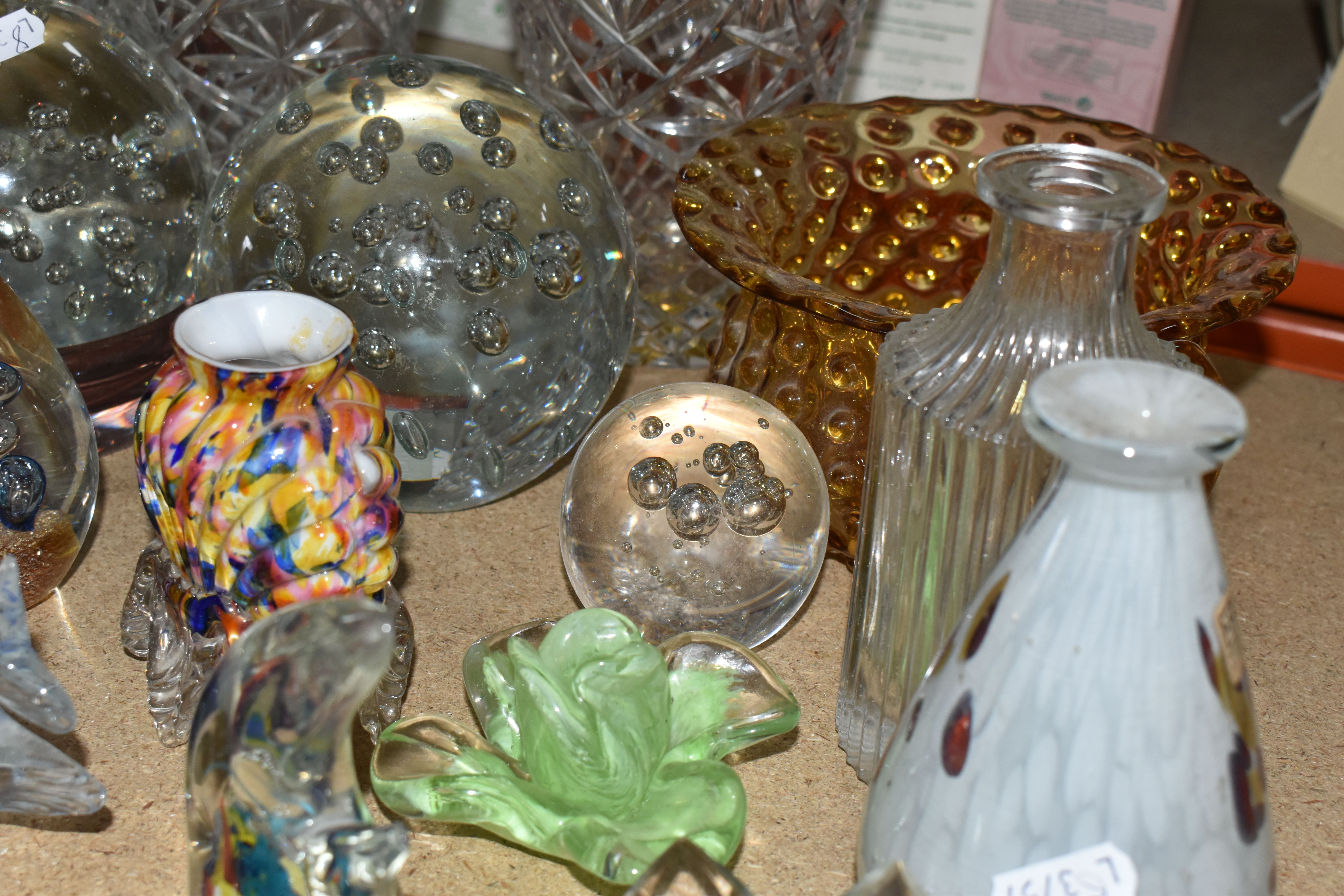 A GROUP OF COLOURED GLASSWARE AND PAPERWEIGHTS, comprising two large air bubble paperweights, a - Image 10 of 12