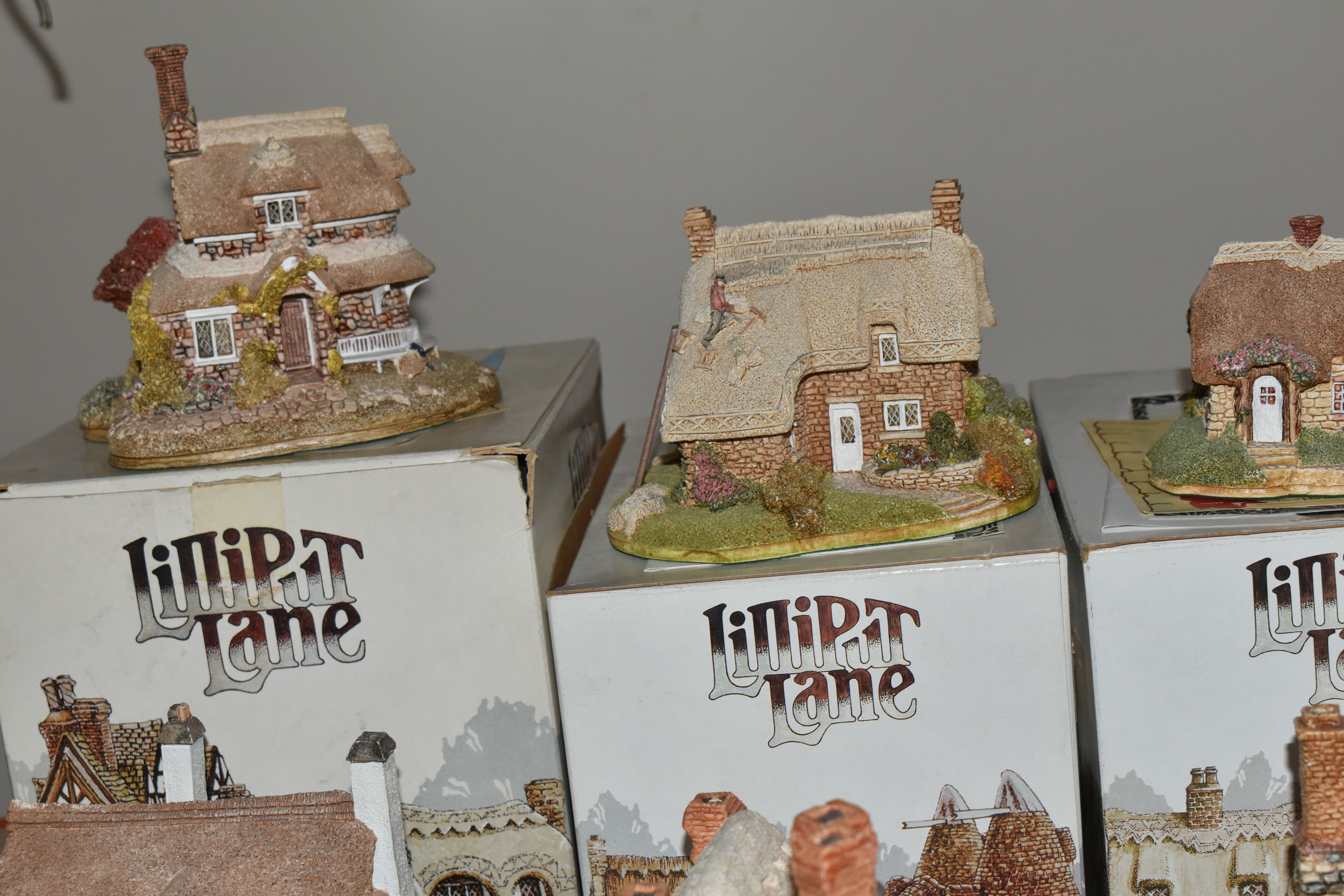 A COLECTION OF LILLIPUT LANE COTTAGES, five boxed houses comprising Circular Cottage and Oak Cottage - Image 9 of 9