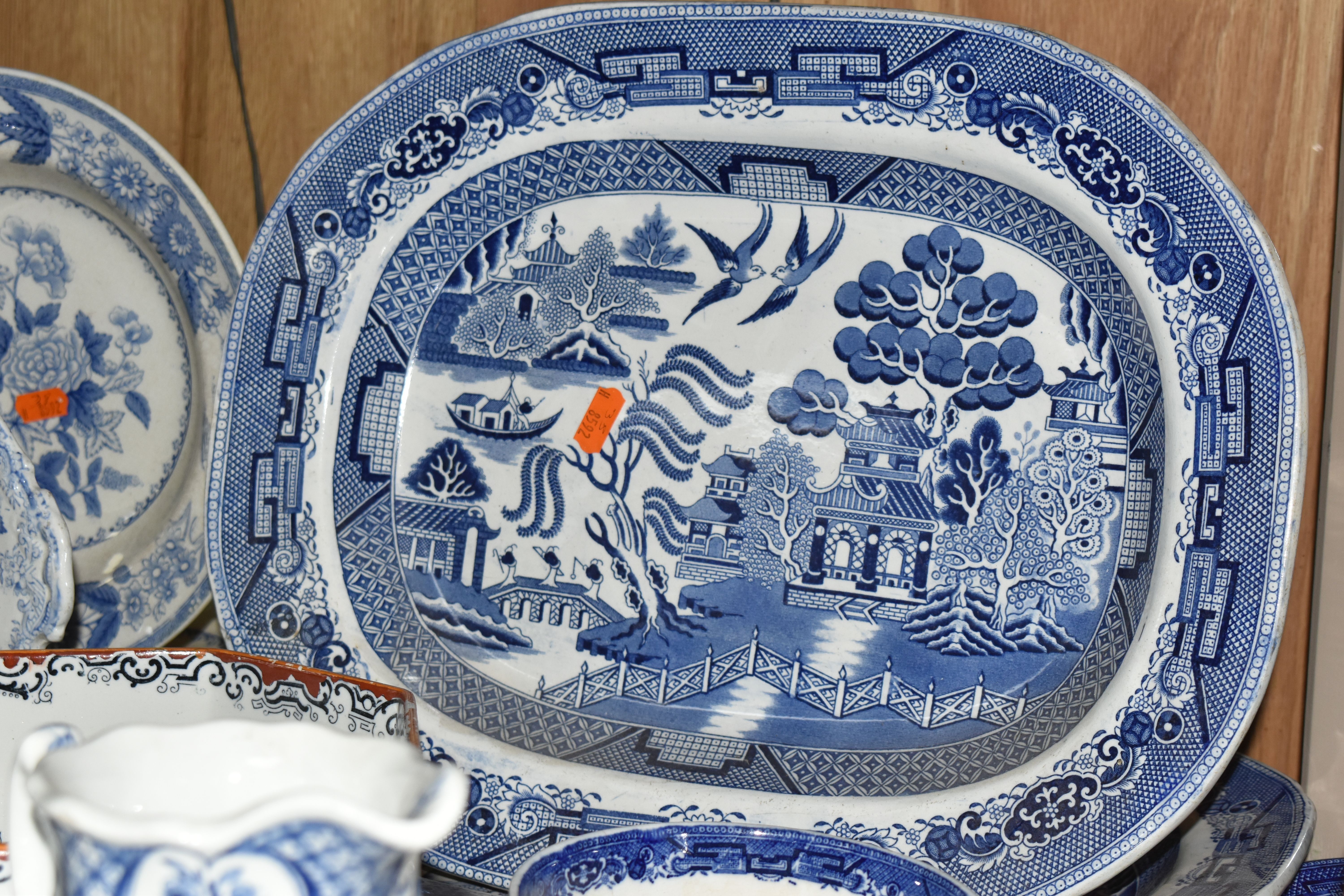 A LARGE QUANTITY OF LATE 19TH/EARLY 20TH CENTURY BLUE AND WHITE DINNERWARE, comprising five Vignette - Image 7 of 10