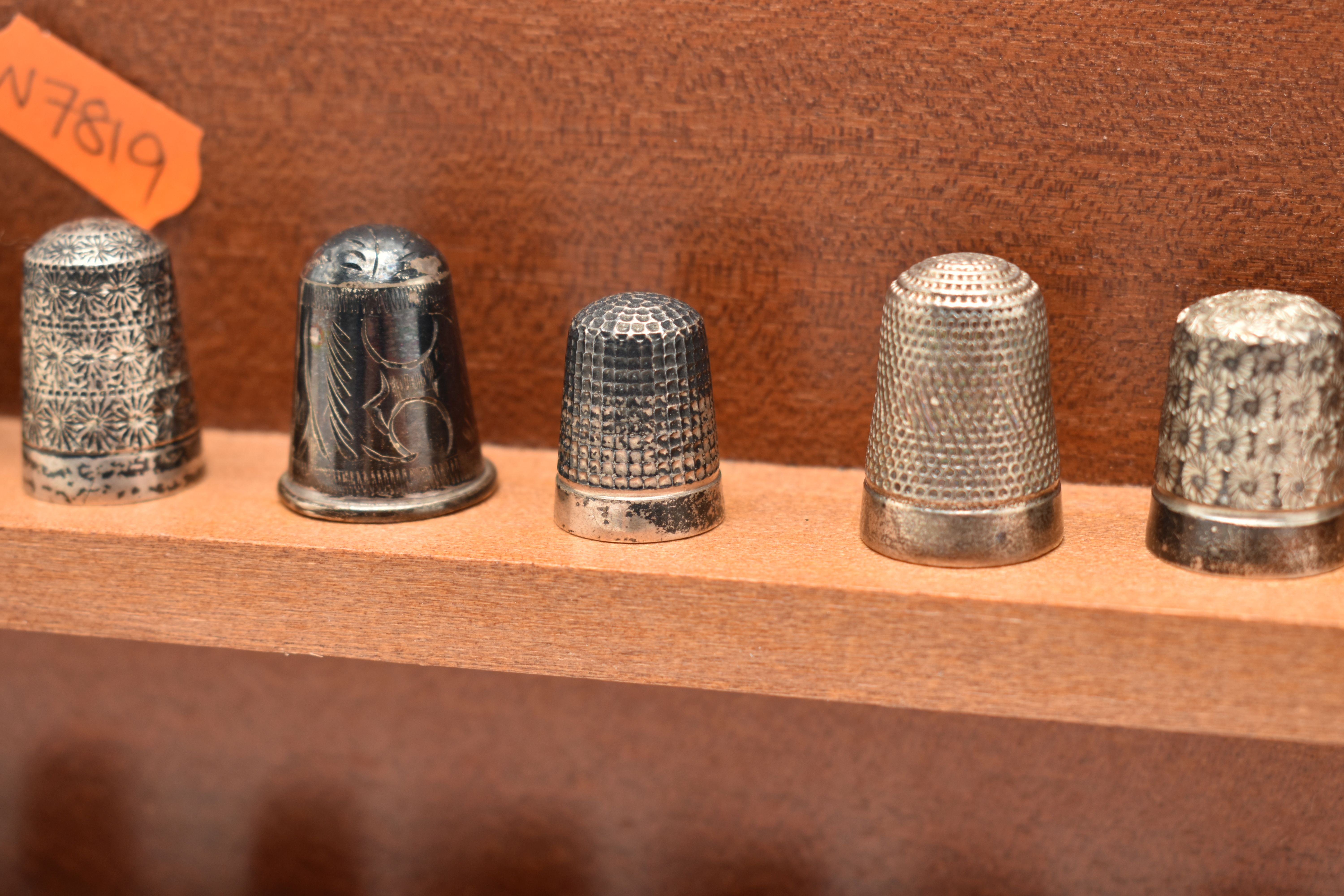 A SELECTION OF SILVER THIMBLES AND TWO DISPLAY SHELVES, to include twenty-two thimbles, various - Image 6 of 7