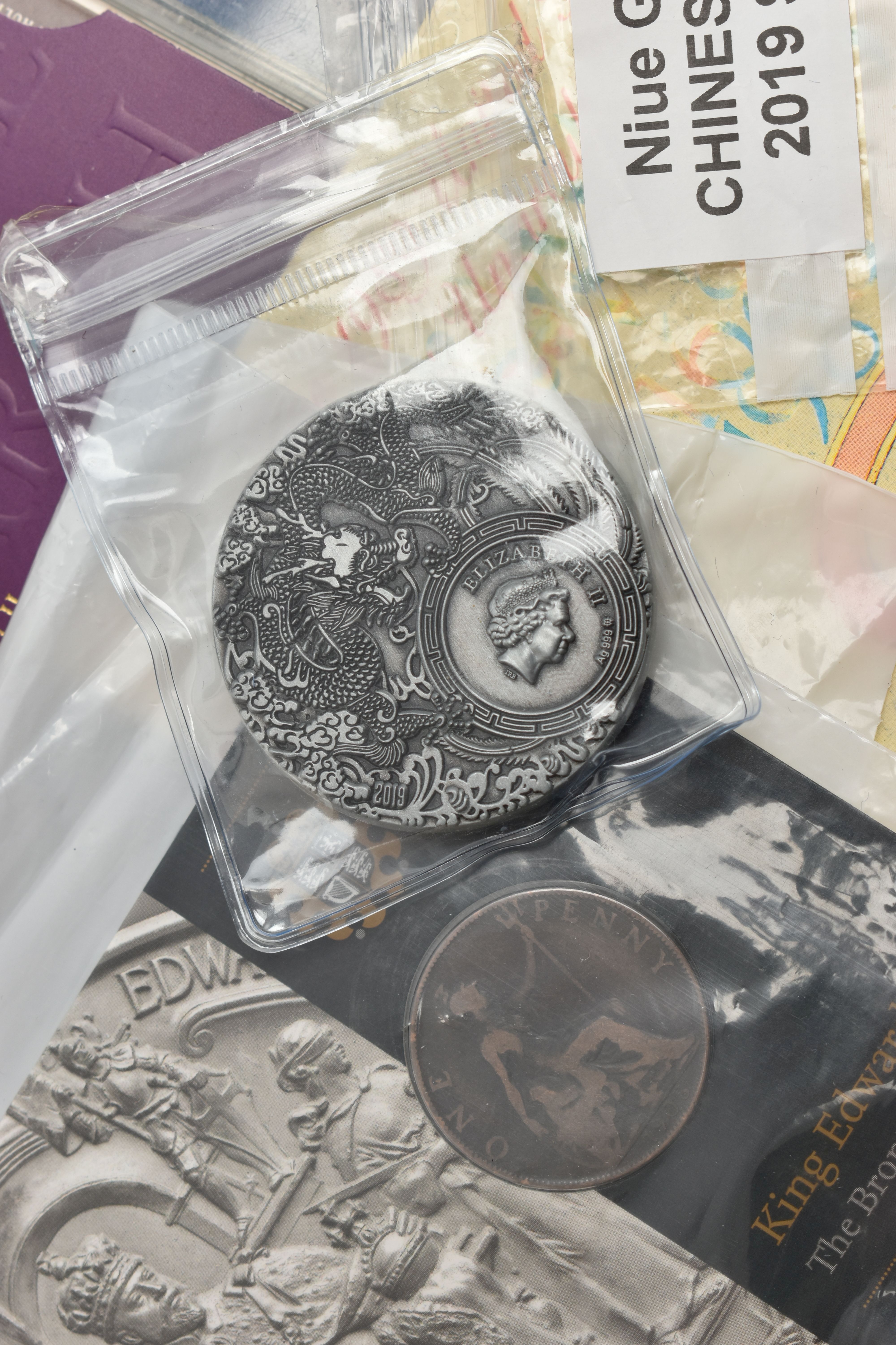 A CARDBOARD BOX CONTAINING MIXED COINS AND COMMEMORATIVES, to include 3x carded £5 coins, a Guernsey - Image 13 of 13