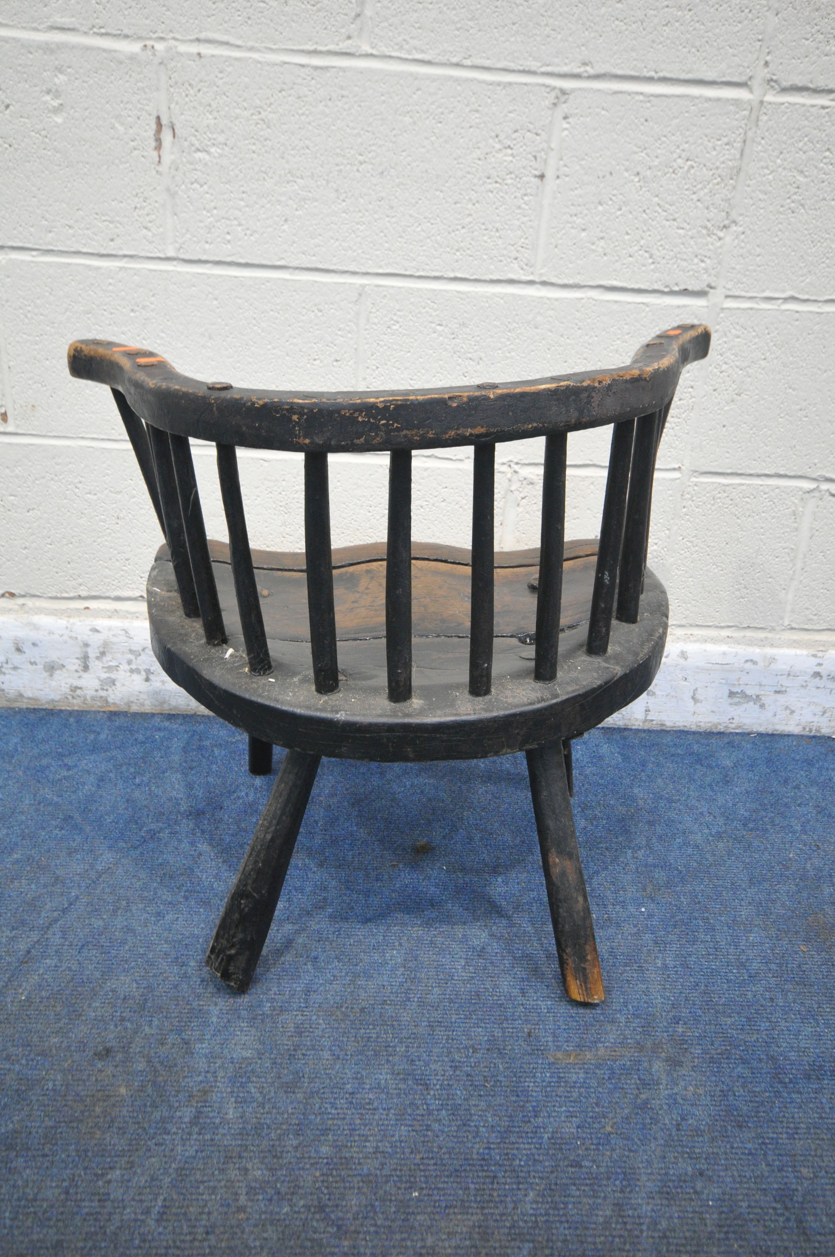 A 17TH / 18TH CENTURY ELM PRIMITIVE CHILDS CHAIR, with bentwood backrest, spindle supports, raised - Image 4 of 14