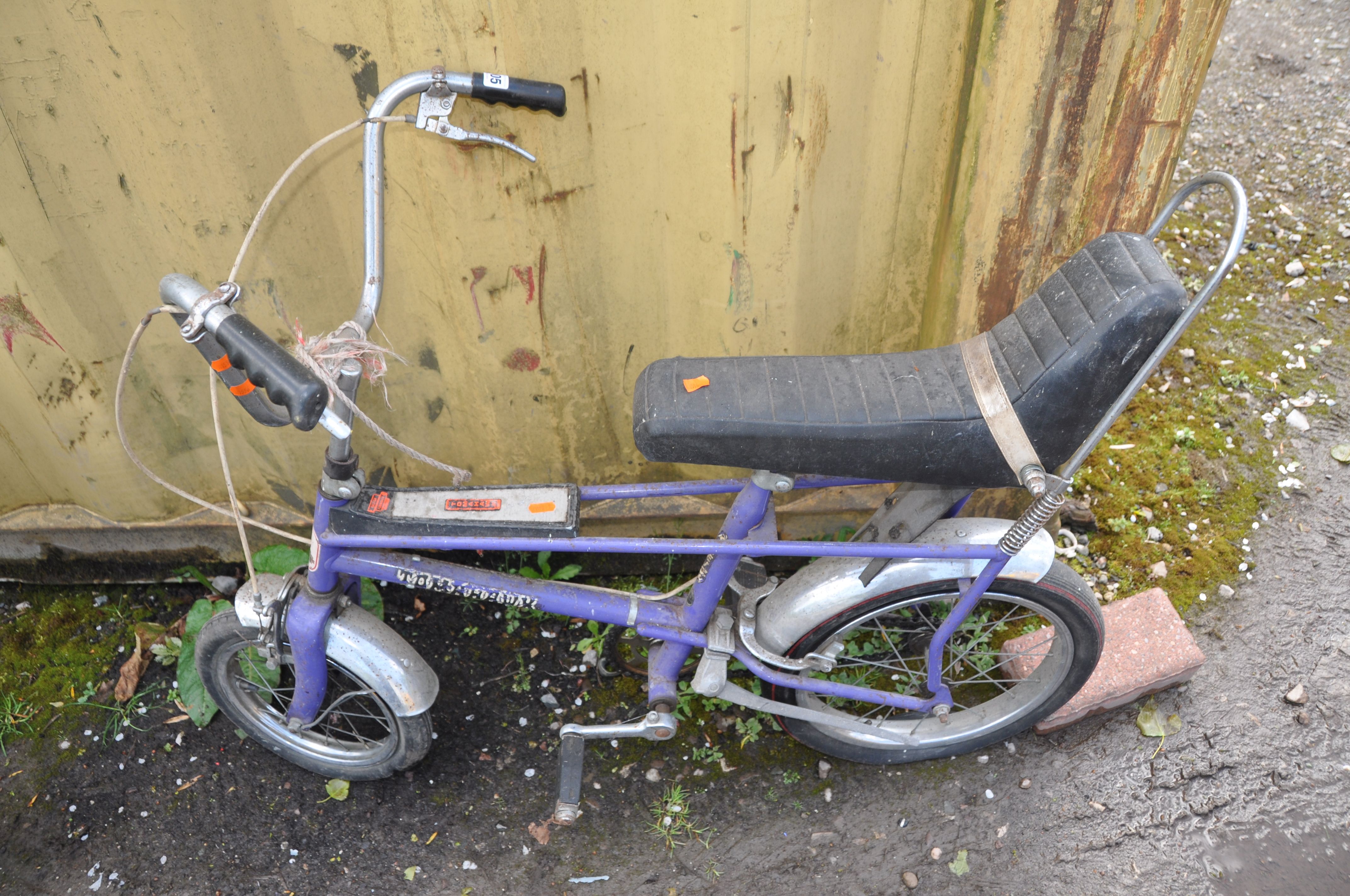 A RALEIGH TOMAHAWK VINTAGE CHILDS BIKE in purple Condition Report: bench seat in good order, paint - Image 6 of 6