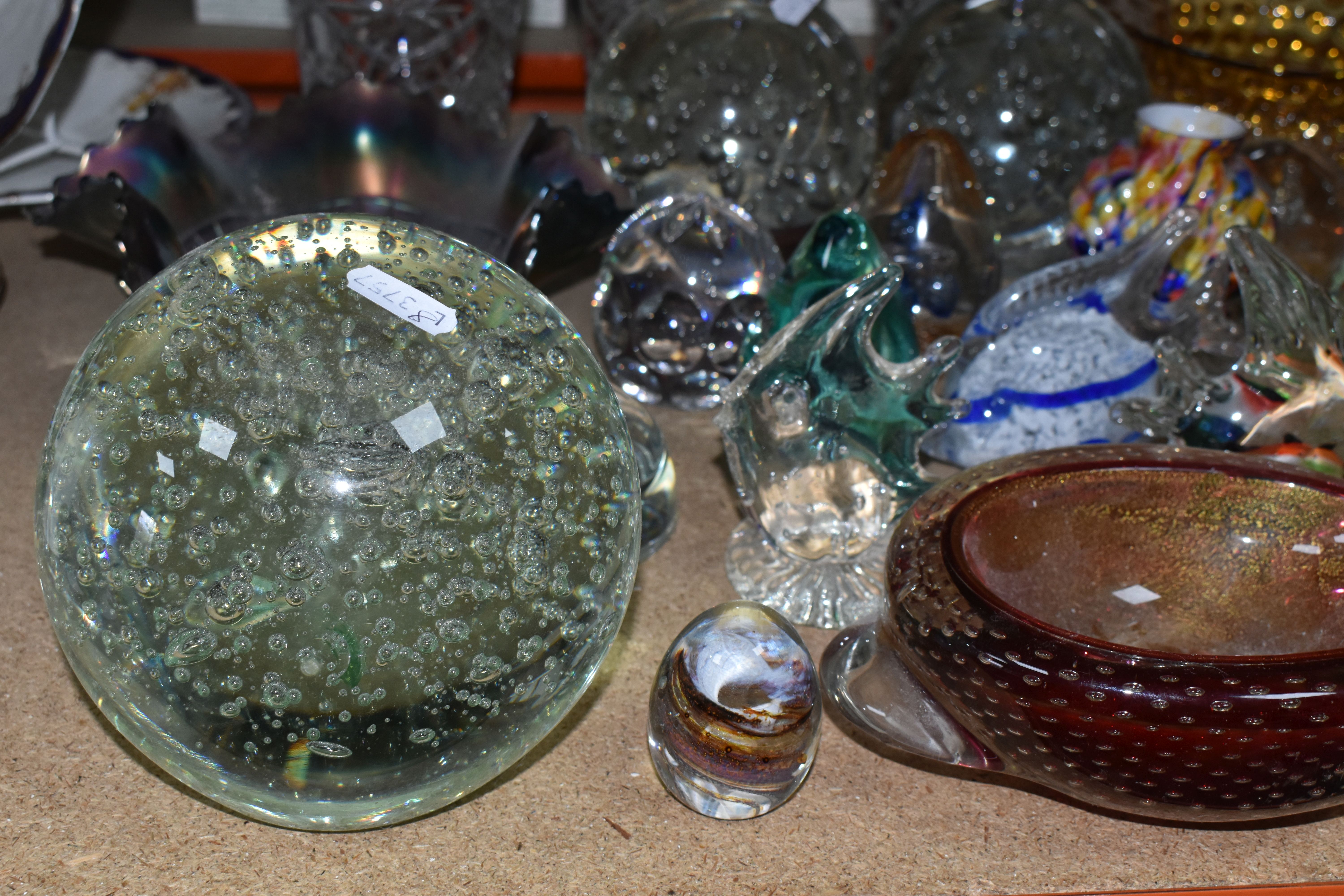 A GROUP OF COLOURED GLASSWARE AND PAPERWEIGHTS, comprising two large air bubble paperweights, a - Image 2 of 12