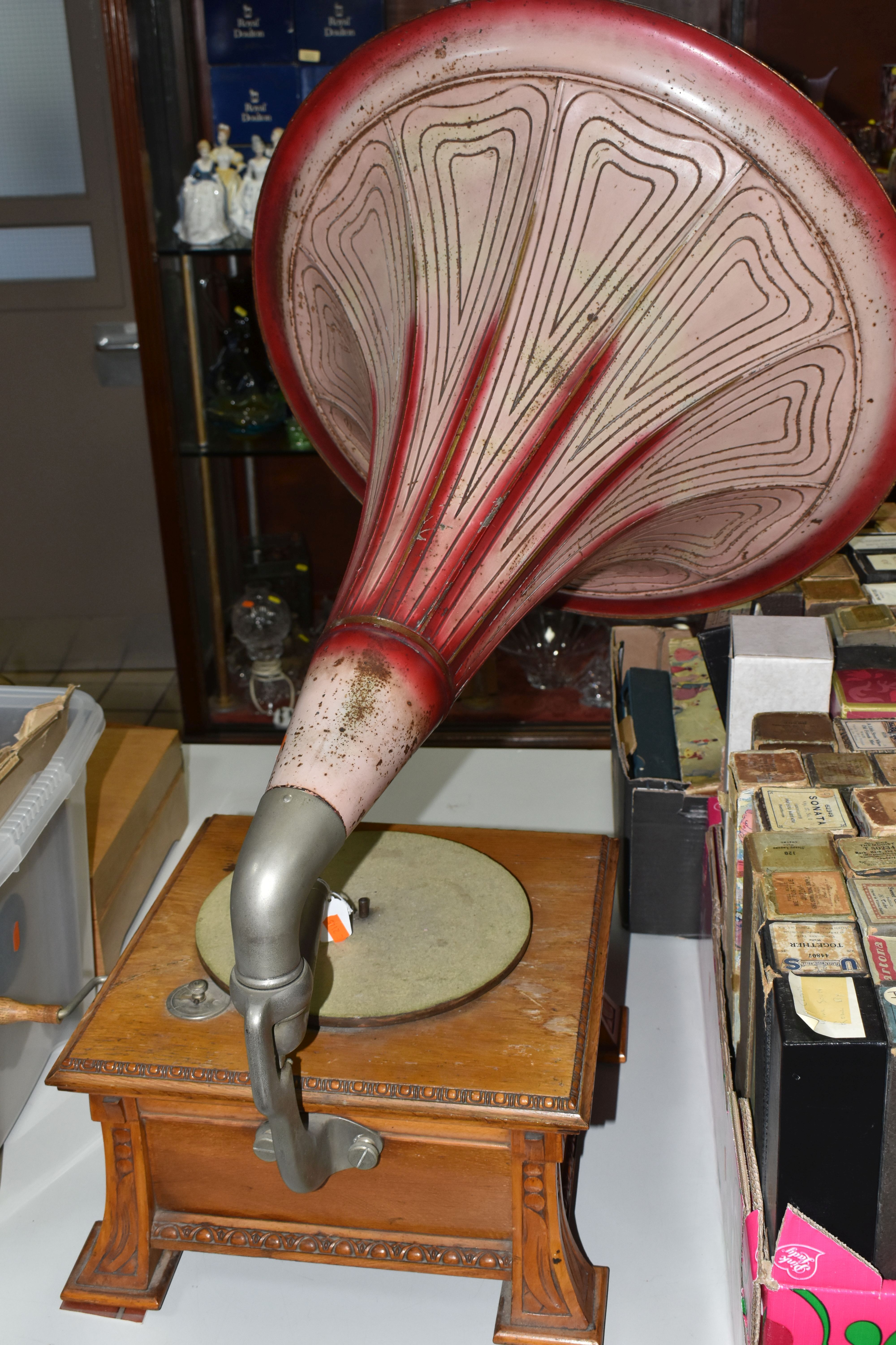 AN EARLY 20TH CENTURY PALE OAK PARLOPHONE TABLE TOP GRAMOPHONE, with moulded edges and on splayed - Image 8 of 10