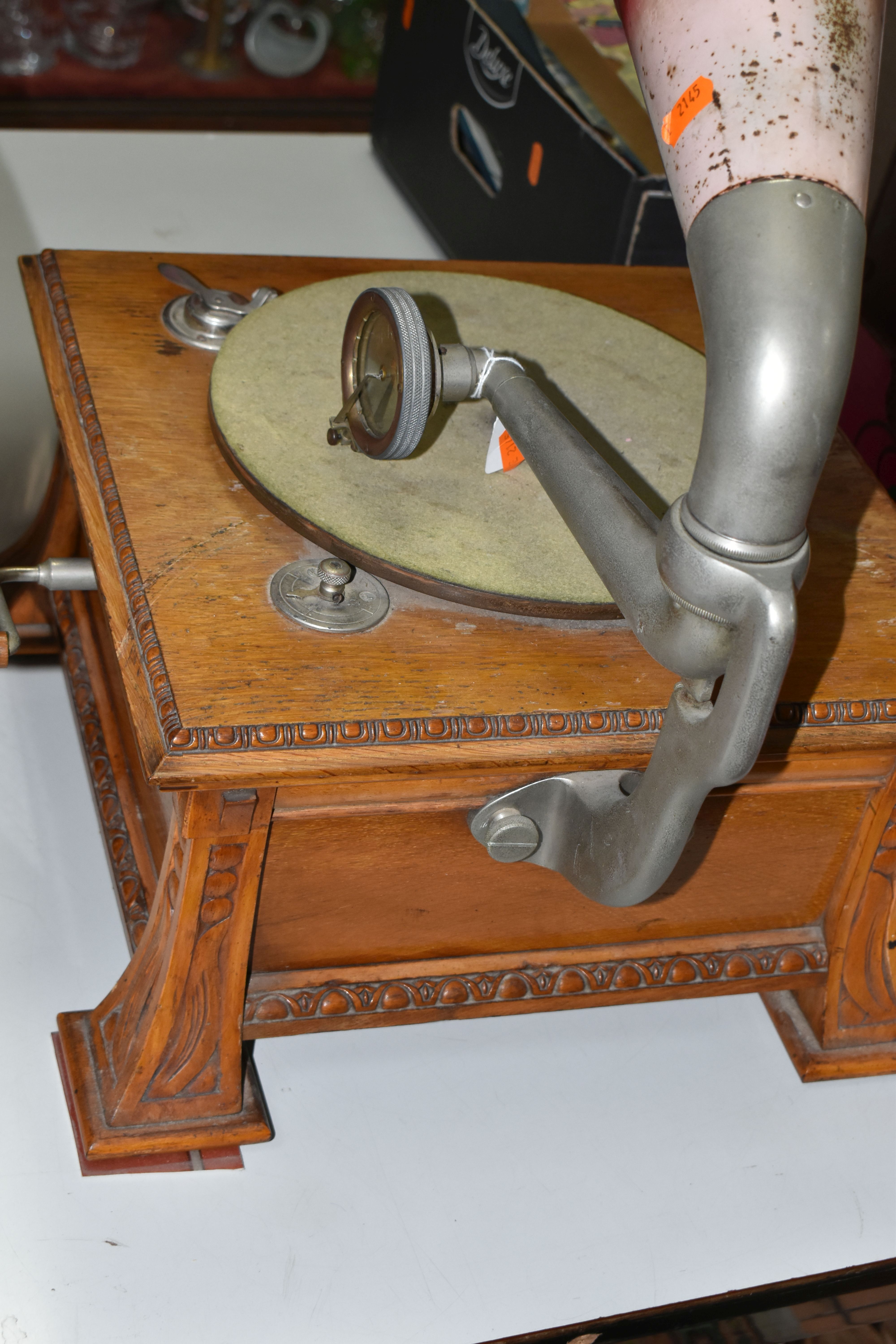 AN EARLY 20TH CENTURY PALE OAK PARLOPHONE TABLE TOP GRAMOPHONE, with moulded edges and on splayed - Image 9 of 10