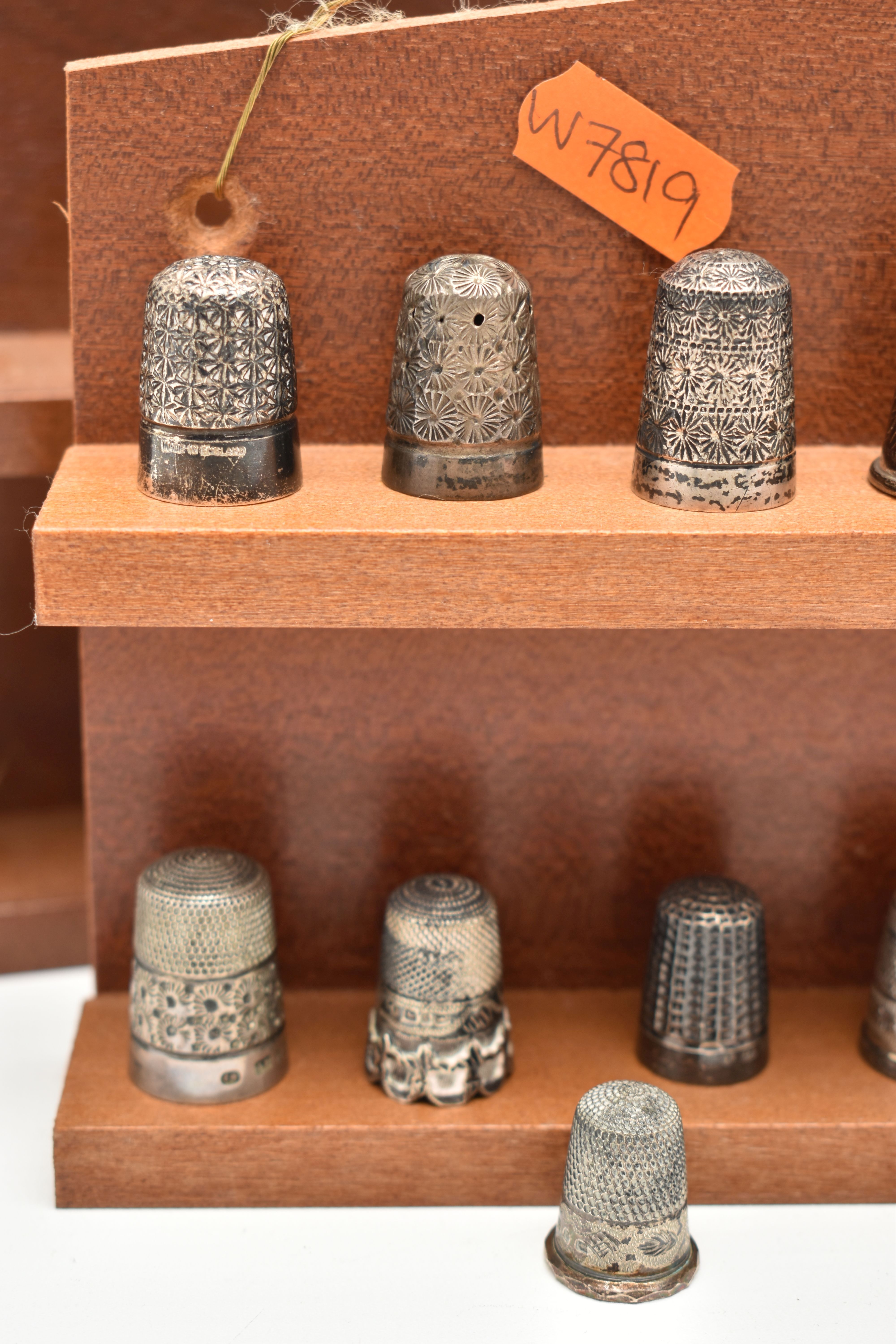 A SELECTION OF SILVER THIMBLES AND TWO DISPLAY SHELVES, to include twenty-two thimbles, various - Image 2 of 7