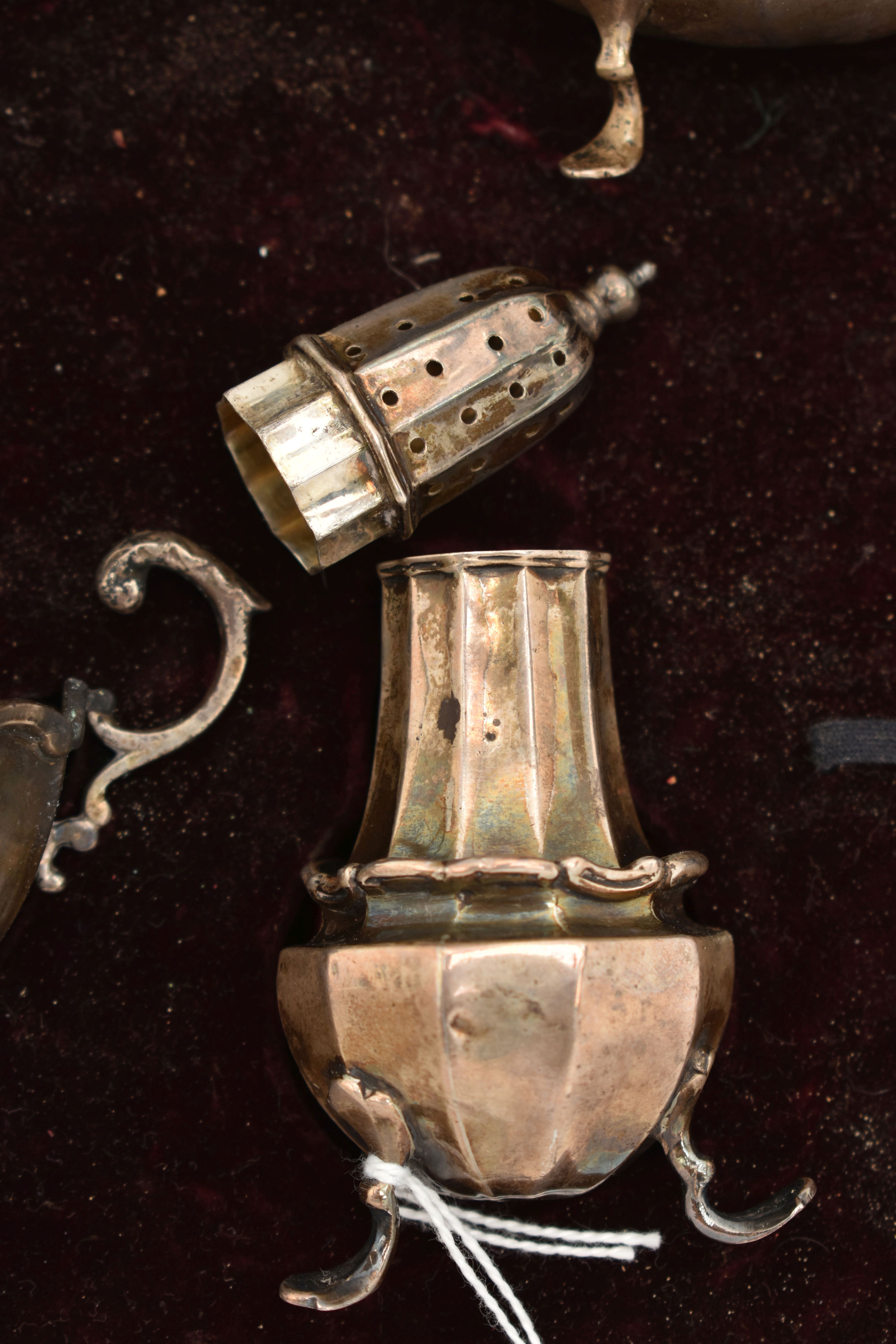 AN INCOMPLETE CASED SILVER CRUET SET, including three salts, hallmarks for Chester and Birmingham, a - Image 4 of 5