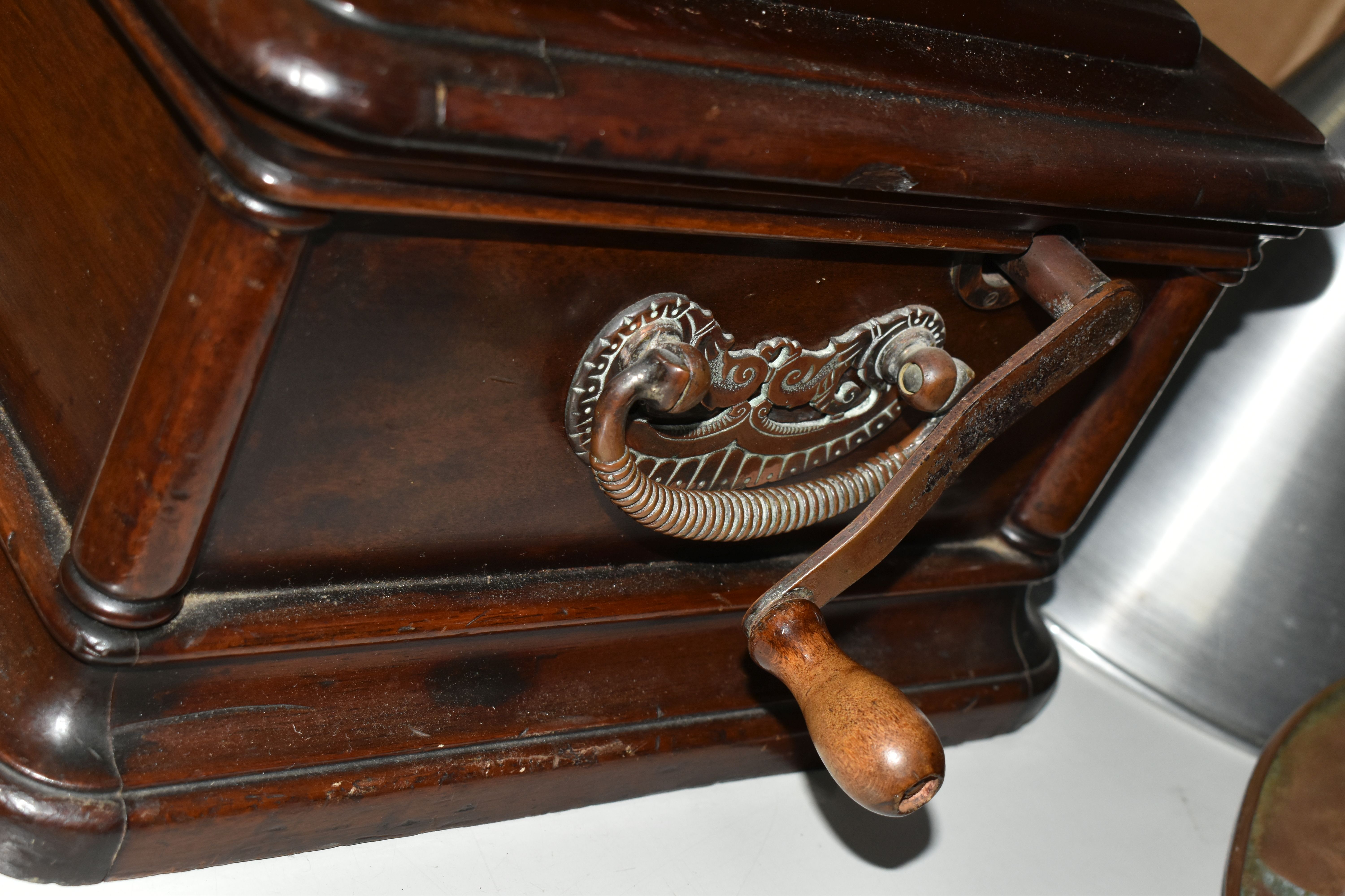 AN EDISON OPERA PHONOGRAPH, type SM, model A, the mahogany case has two swing handles either side - Image 16 of 18