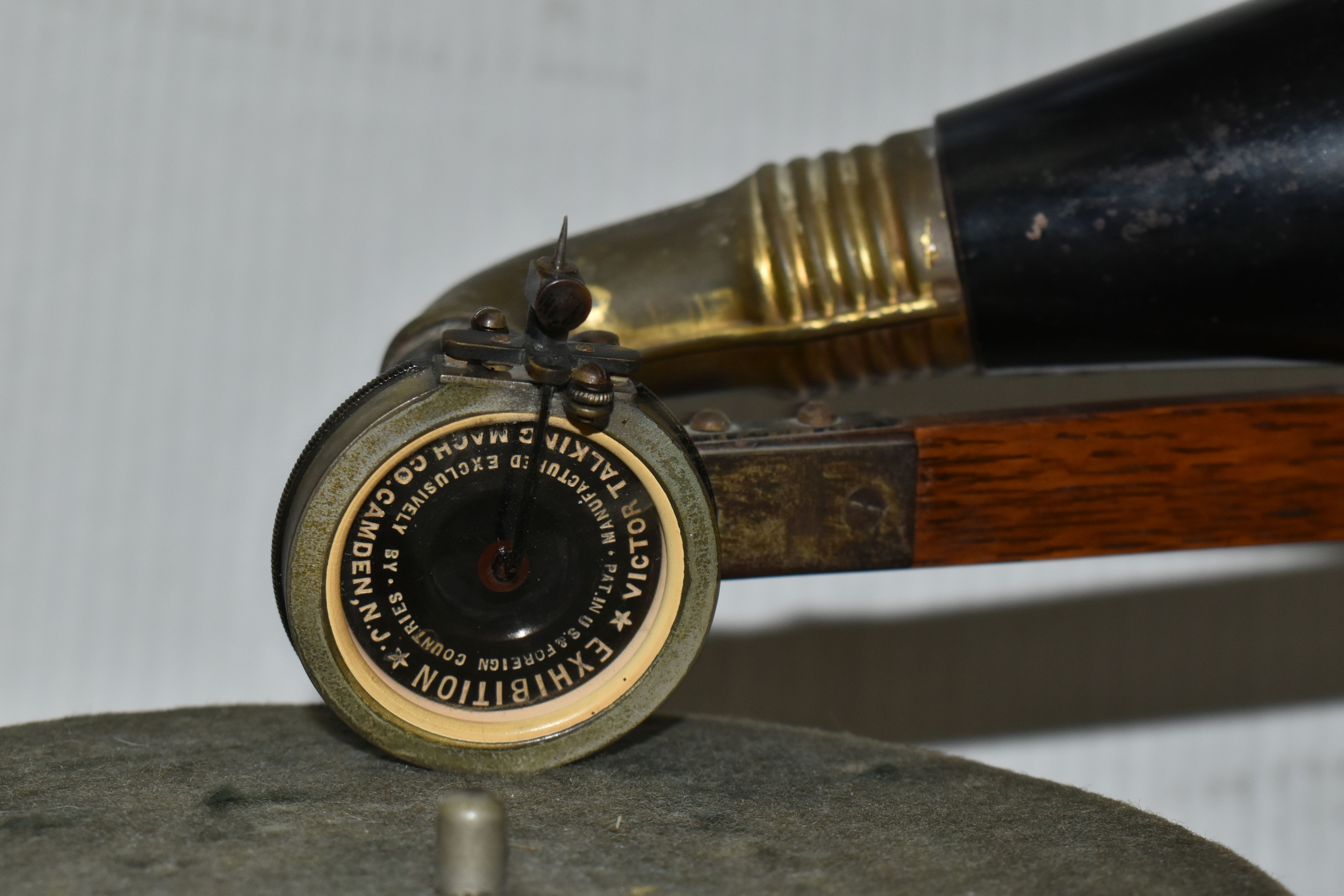 A VICTOR HIS MASTERS VOICE TYPE R COMPACT GRAMOPHONE, complete with horn, in working condition - Image 11 of 11