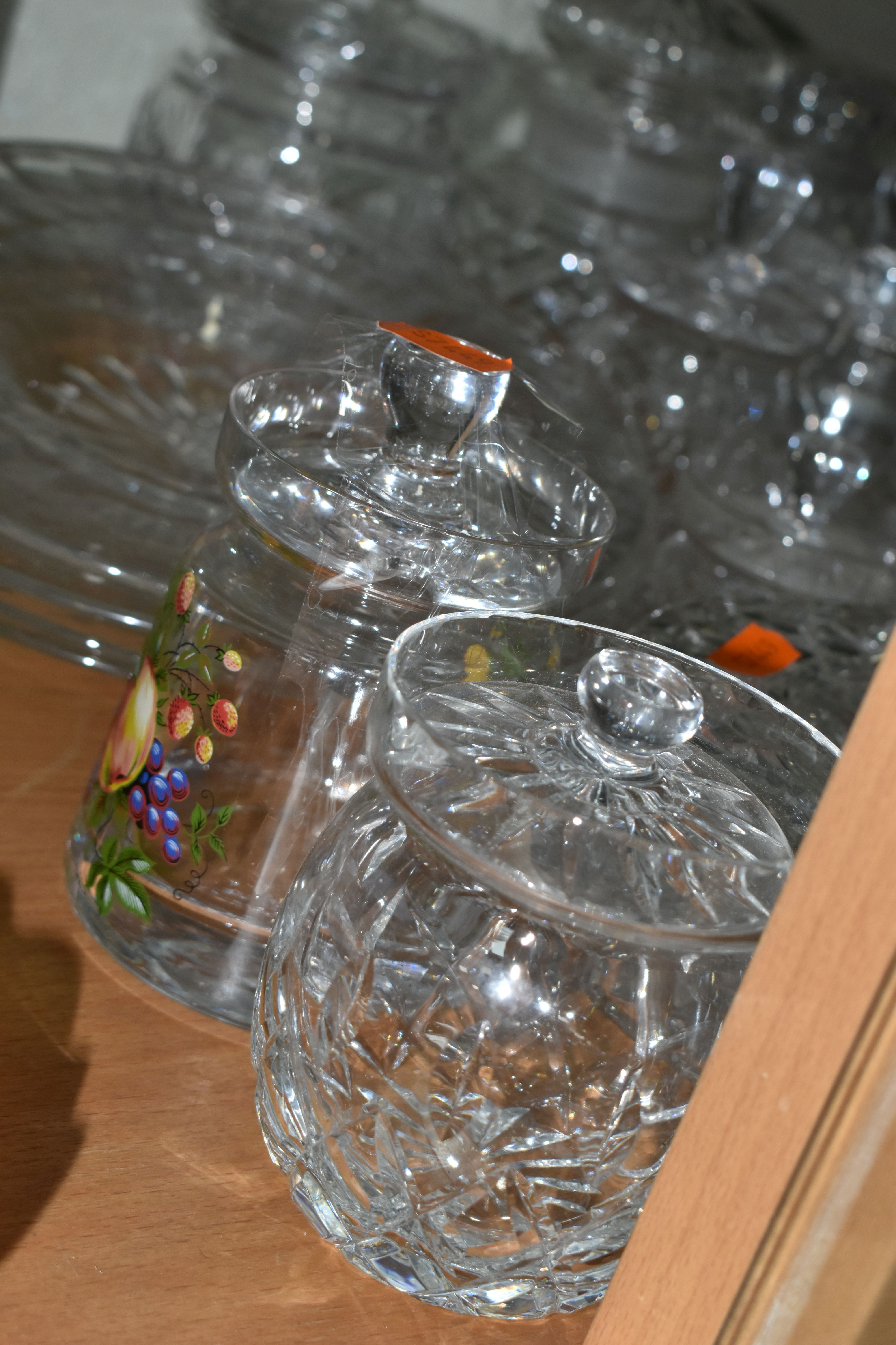 A GROUP OF GLASS AND PLATED ITEMS, to include four plates by John Walsh, Edinburgh Crystal - Image 7 of 9