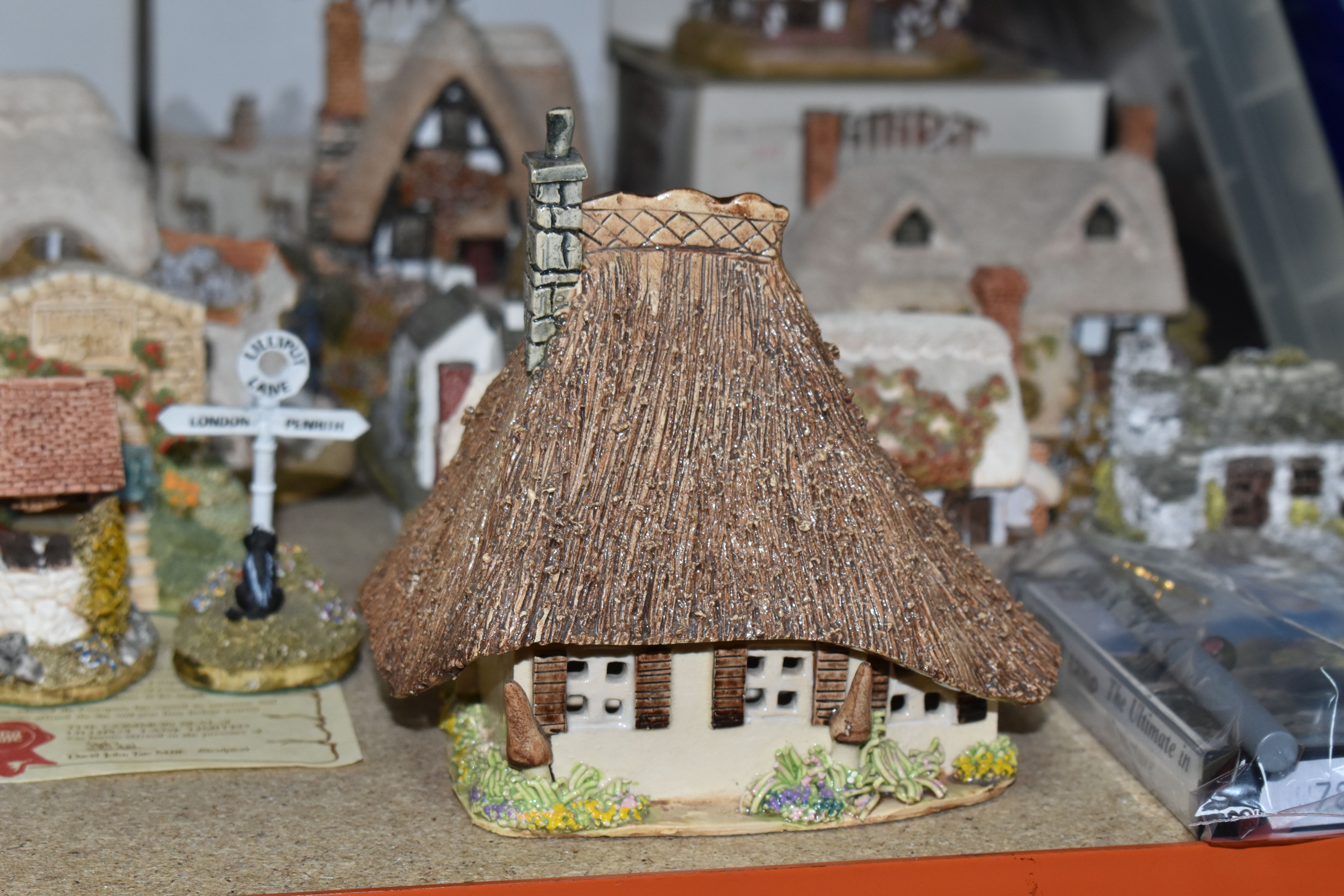 A COLECTION OF LILLIPUT LANE COTTAGES, five boxed houses comprising Circular Cottage and Oak Cottage - Image 2 of 9