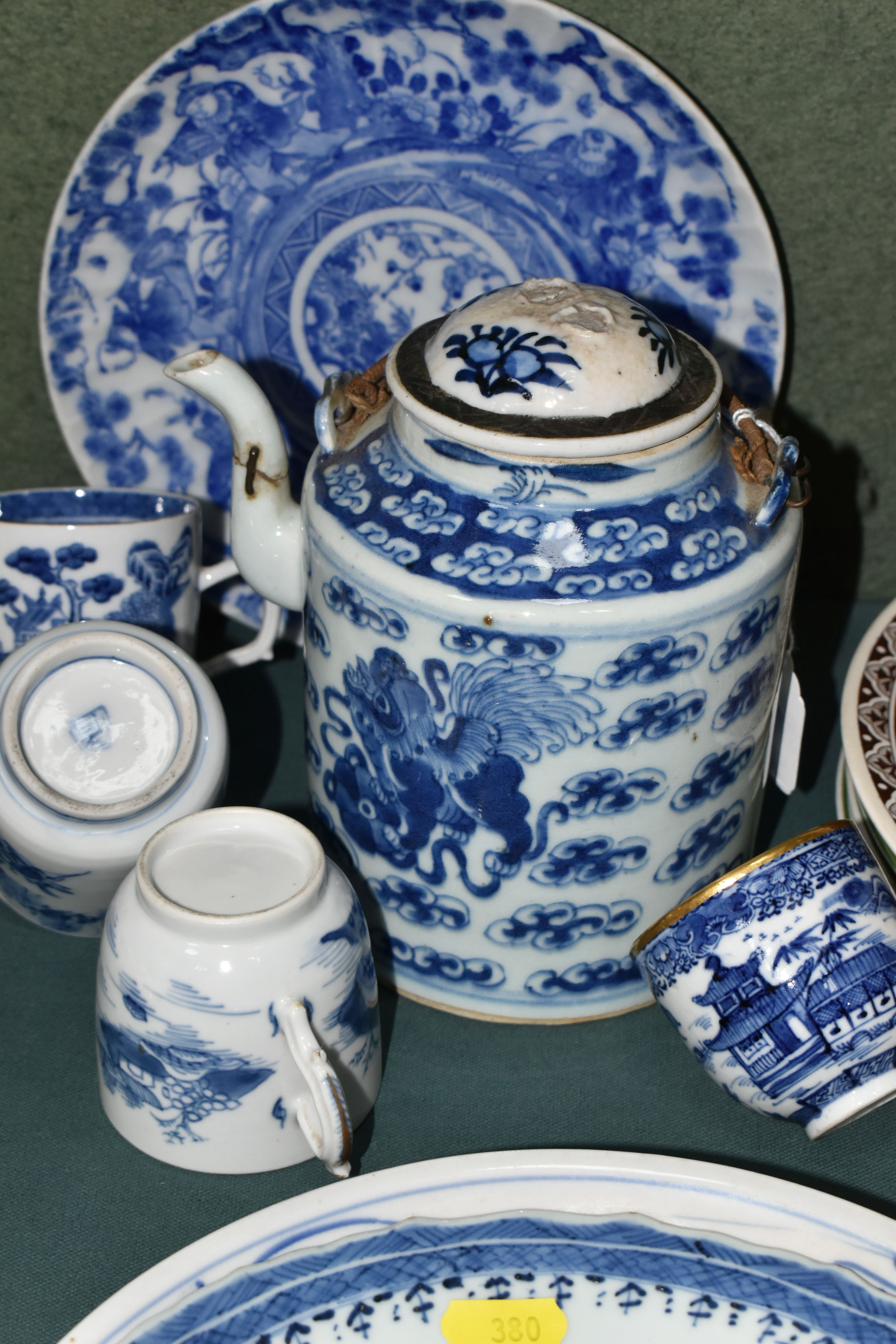 A GROUP OF LATE 18TH TO EARLY 20TH CENTURY CHINESE AND JAPANESE BLUE AND WHITE PORCELAIN, comprising - Image 8 of 9