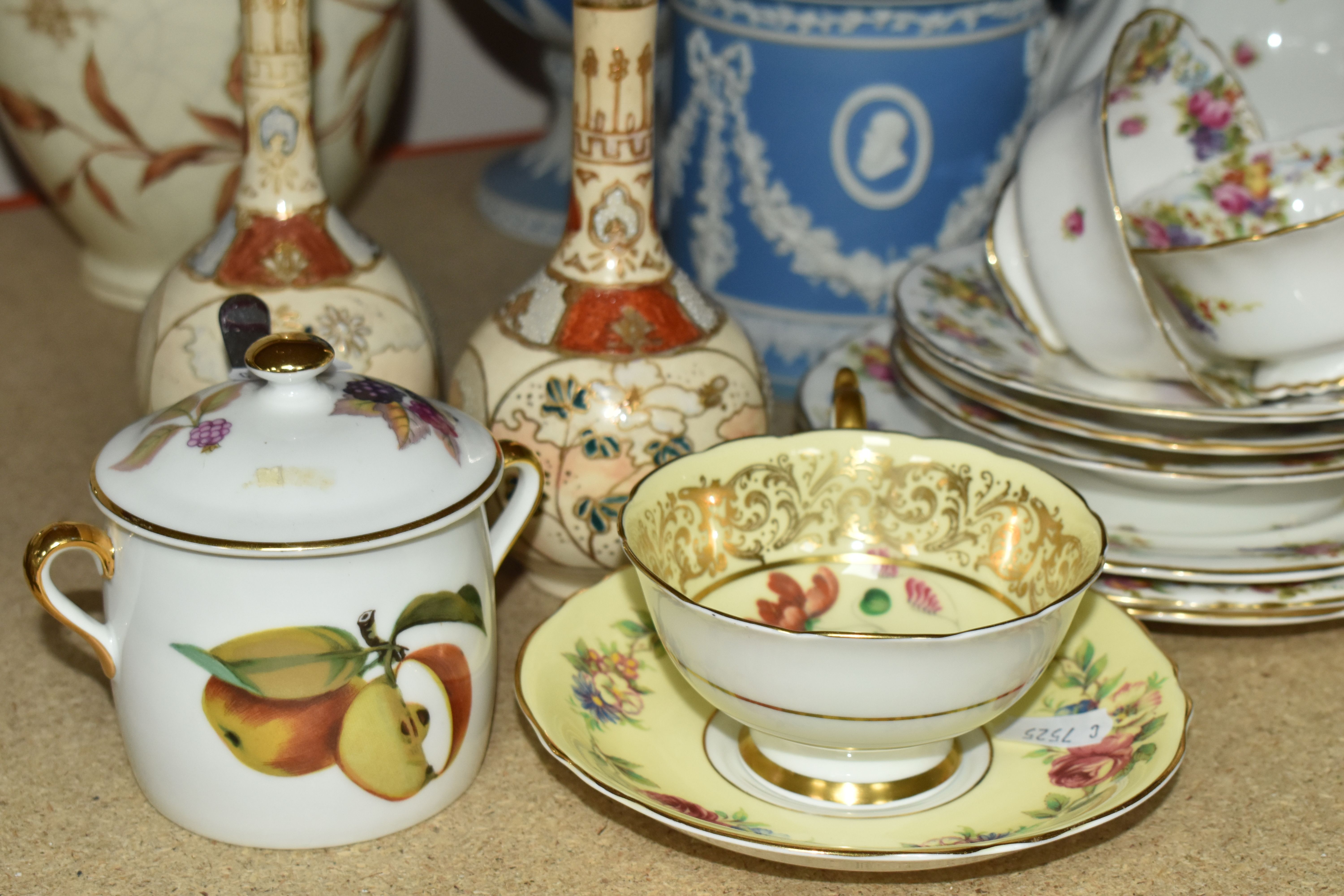 A GROUP OF NAMED CERAMICS, comprising a Royal Doulton floral spray pattern tea set, pattern no. - Image 9 of 13