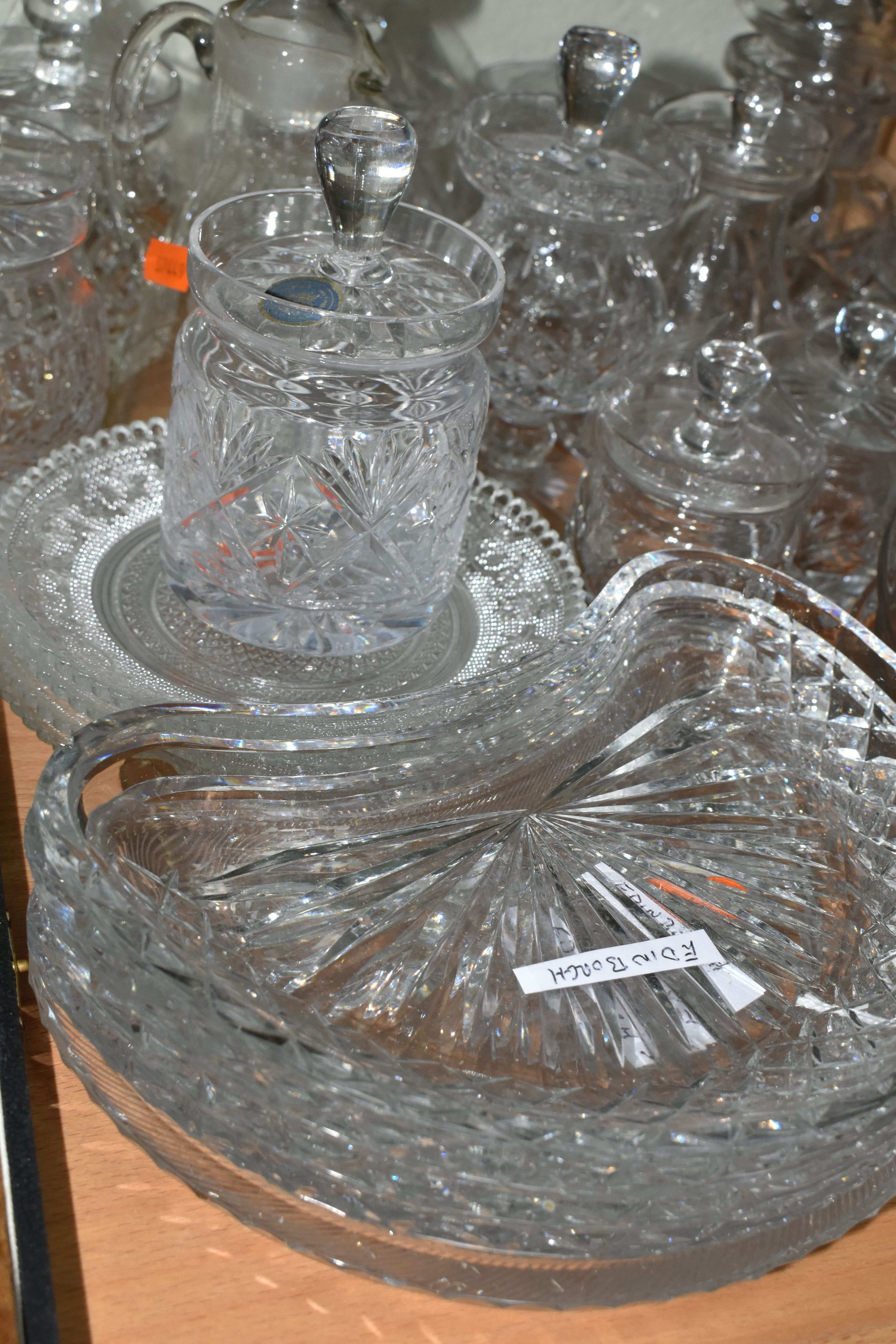 A GROUP OF GLASS AND PLATED ITEMS, to include four plates by John Walsh, Edinburgh Crystal - Image 8 of 9