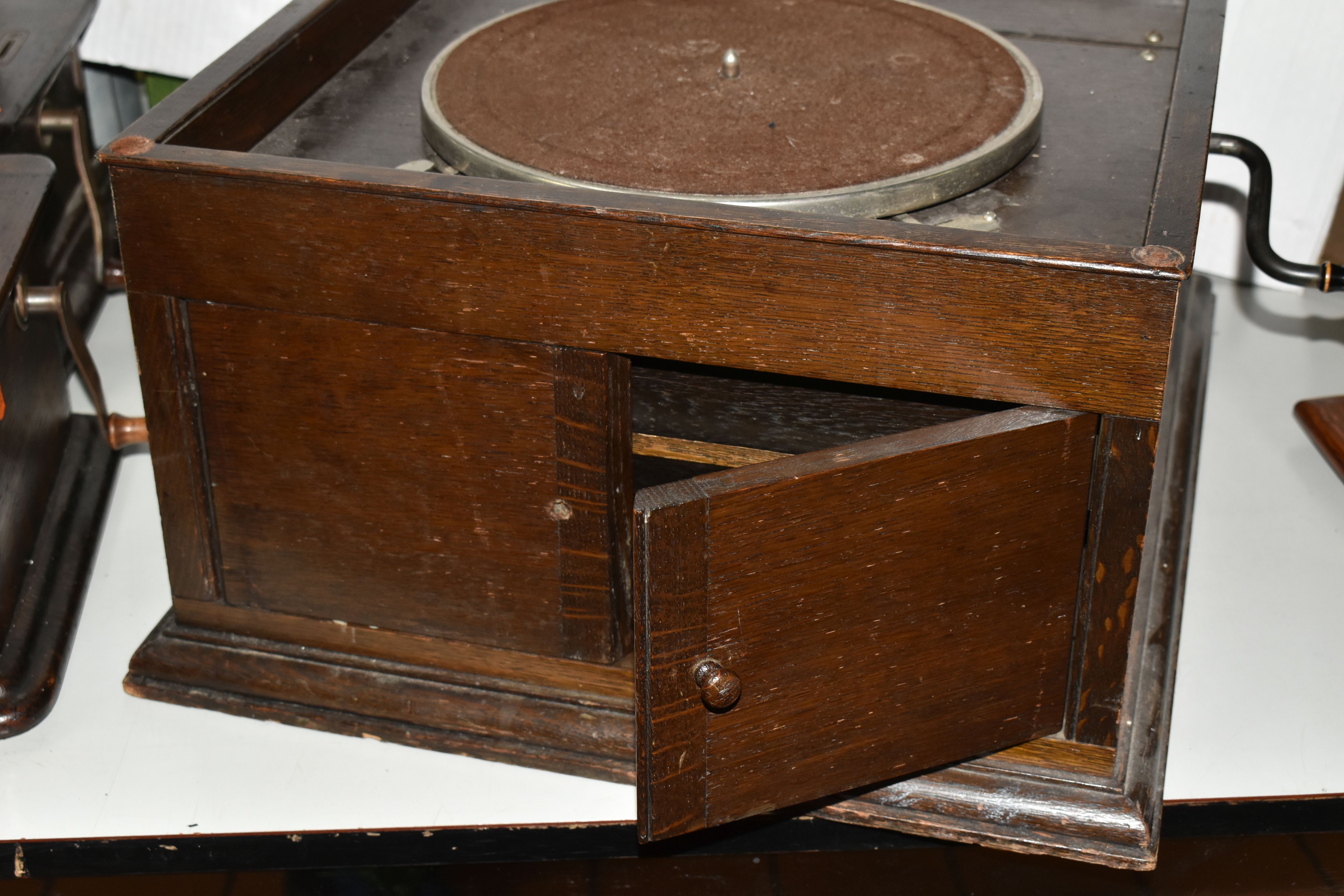 A HMV MODEL 103 GRAMOPHONE, lid is missing, runs when wound - Image 3 of 7