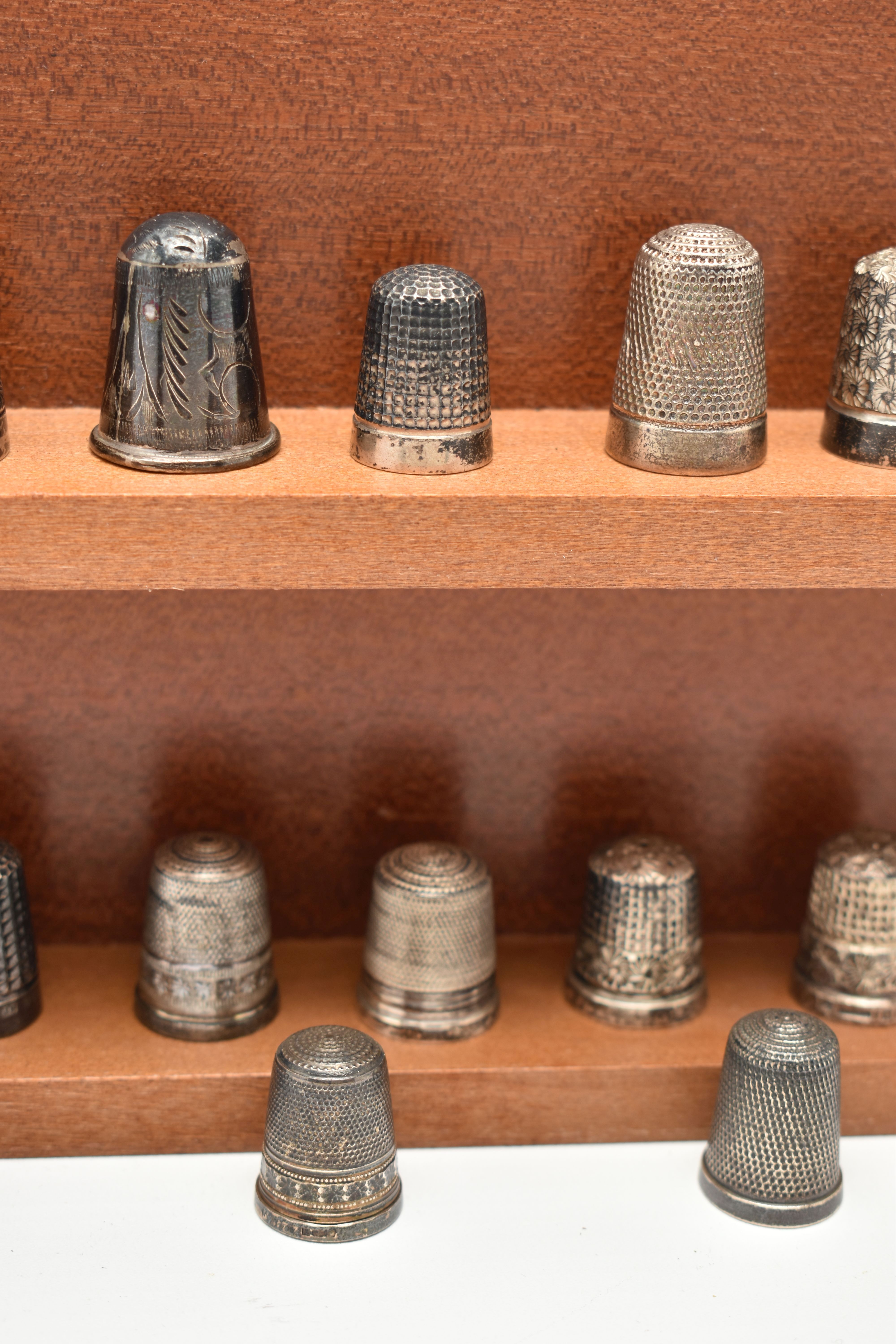 A SELECTION OF SILVER THIMBLES AND TWO DISPLAY SHELVES, to include twenty-two thimbles, various - Image 3 of 7