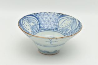 A LATE 18TH / EARLY 19TH CENTURY CHINESE PORCELAIN BLUE AND WHITE PORCELAIN TEK SING CARGO TYPE