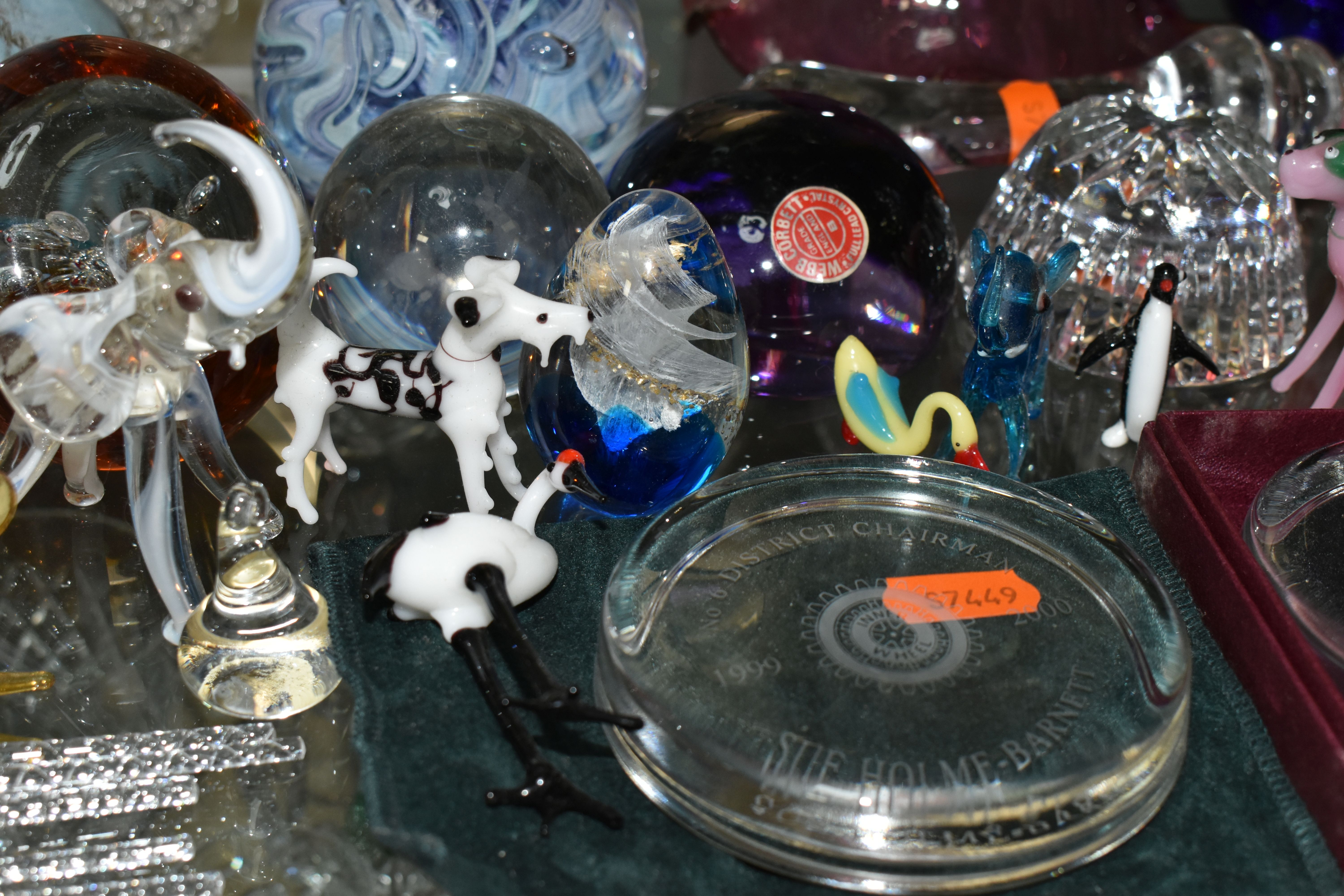 A GROUP OF COLOURED ART GLASS AND LAMPWORK ANIMALS, comprising a clear amethyst Webb Corbett - Image 4 of 11