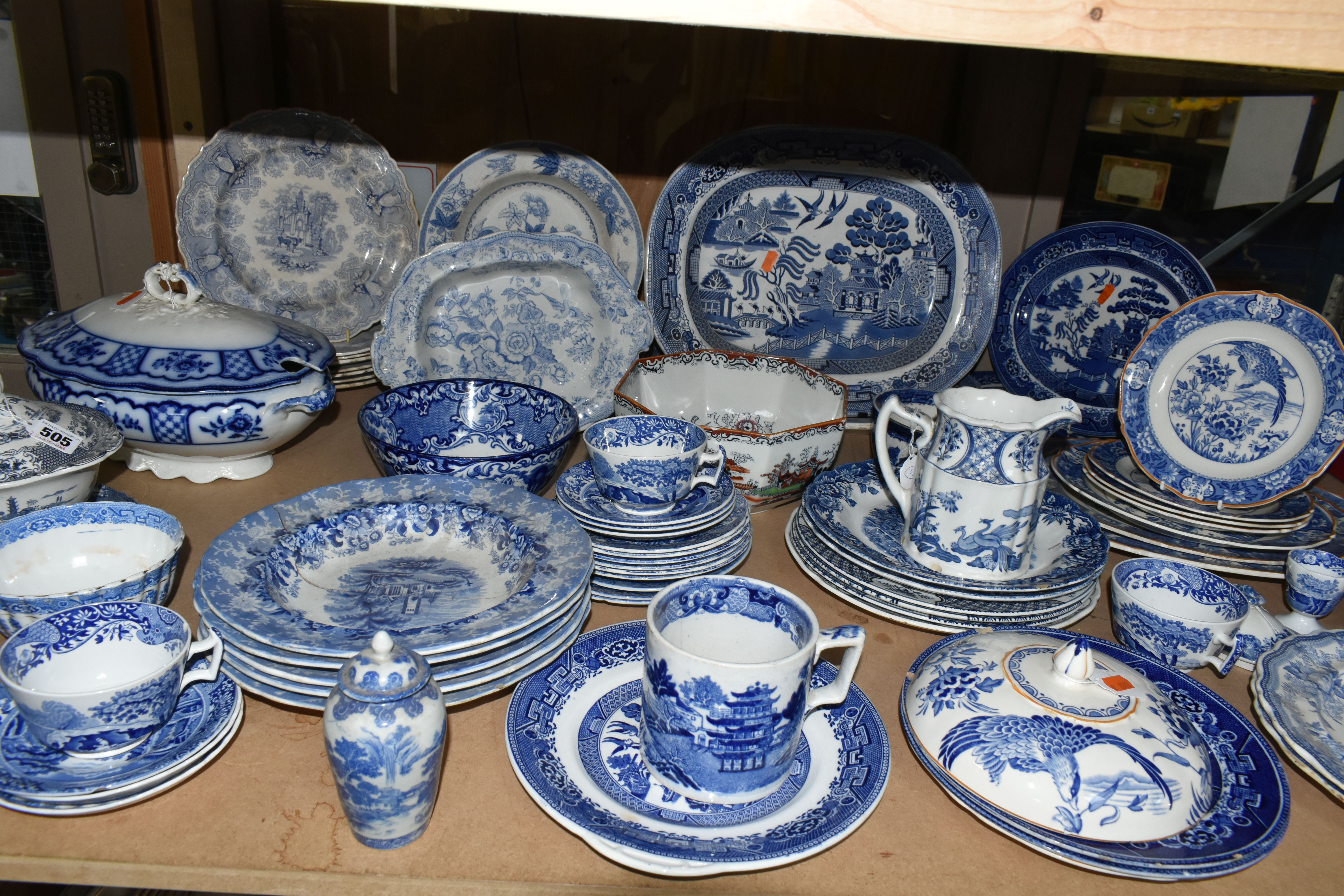 A LARGE QUANTITY OF LATE 19TH/EARLY 20TH CENTURY BLUE AND WHITE DINNERWARE, comprising five Vignette