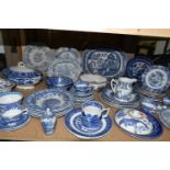 A LARGE QUANTITY OF LATE 19TH/EARLY 20TH CENTURY BLUE AND WHITE DINNERWARE, comprising five Vignette