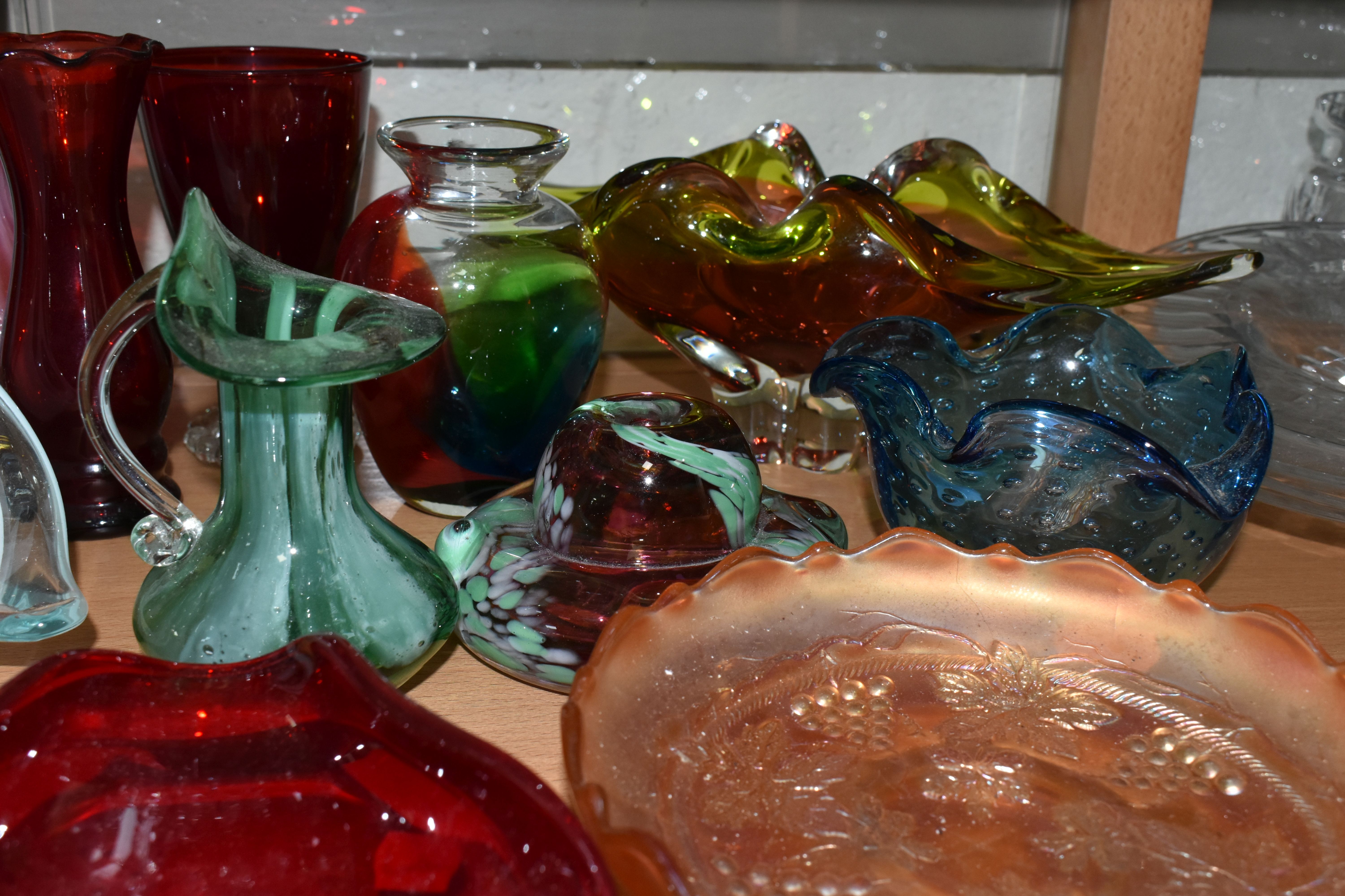 A GROUP OF COLOURED GLASS, to include a pair of green Kralik iridescent lobed vases with wavy - Image 10 of 10