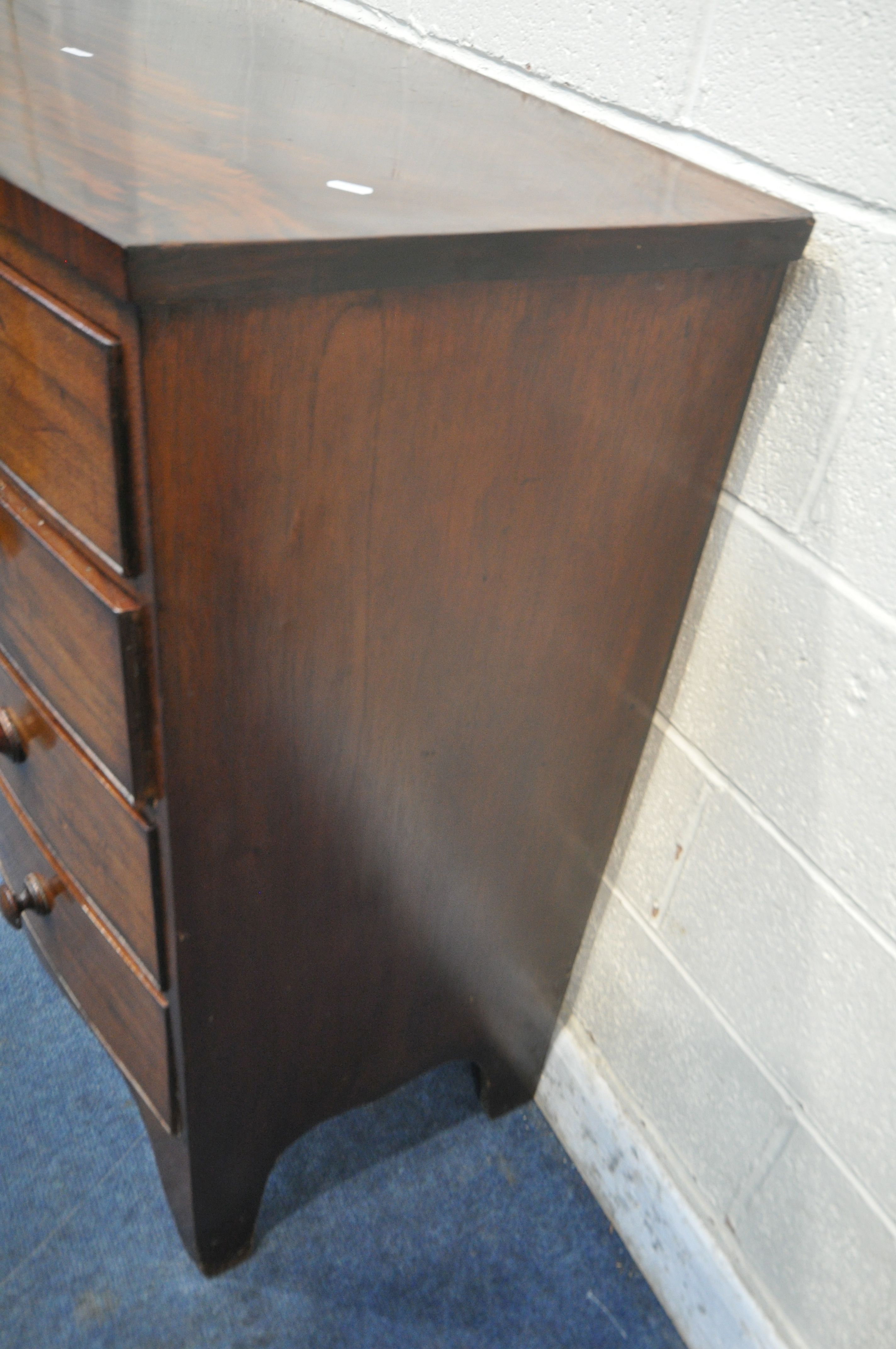 A GEORGIAN MAHOGANY BOW FRONT CHEST OF TWO SHORT OVER THREE LONG DRAWERS, width 105cm x depth 55cm x - Image 5 of 5