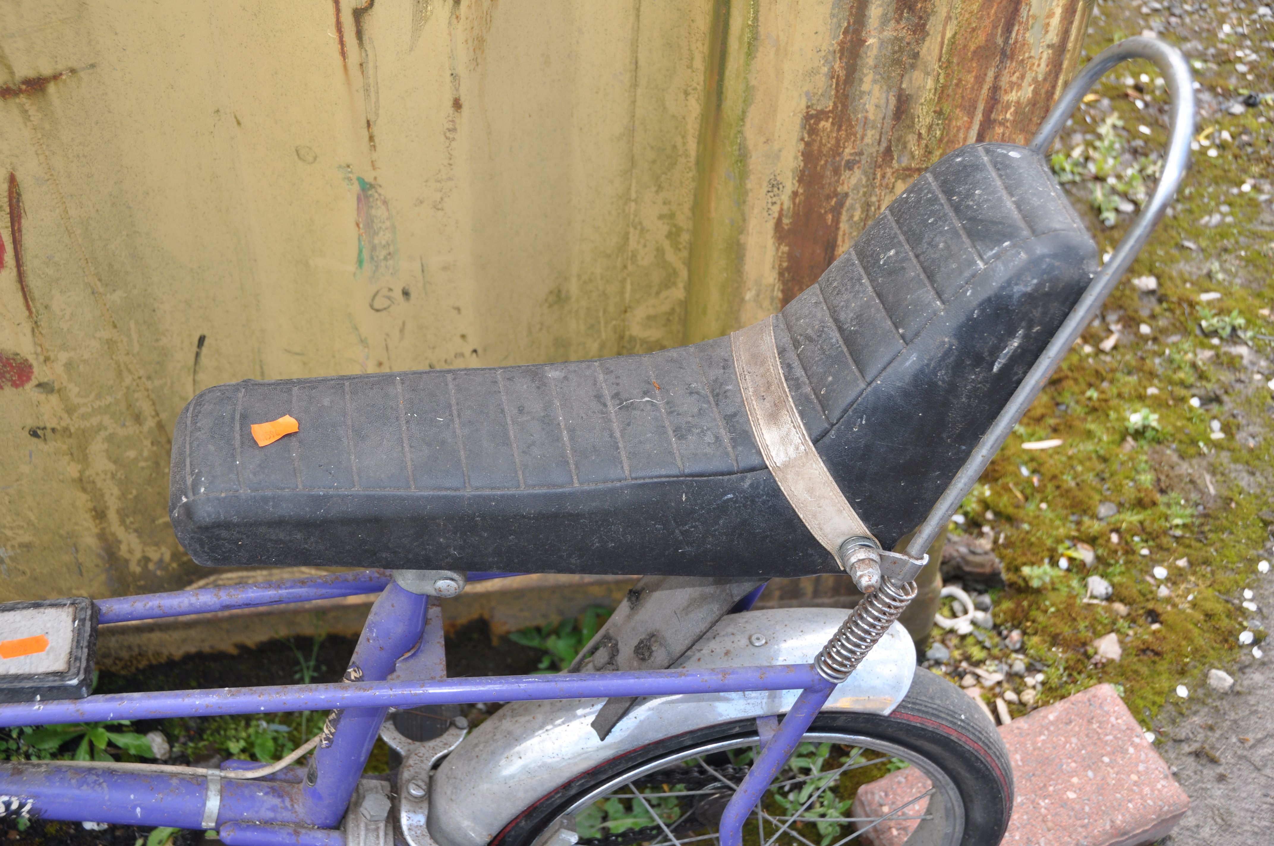 A RALEIGH TOMAHAWK VINTAGE CHILDS BIKE in purple Condition Report: bench seat in good order, paint - Image 5 of 6
